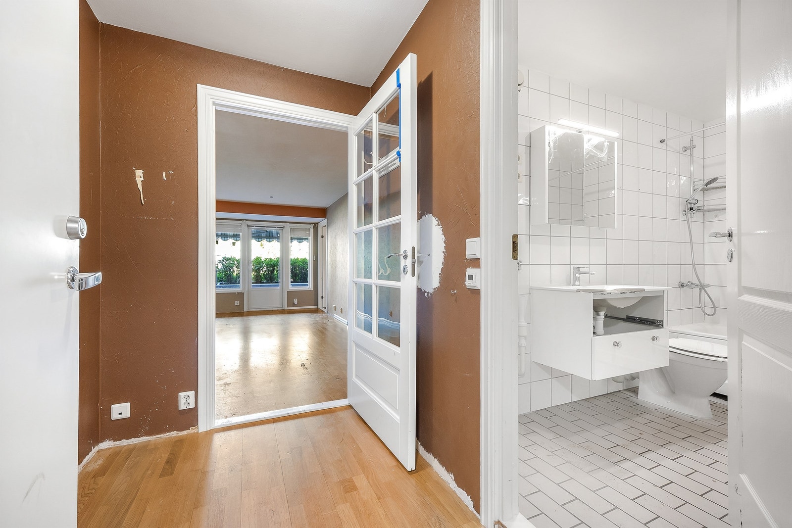 Fra entréen er det direkte tilgang til badet og åpen siktlinje mot stuen. Galleribilde