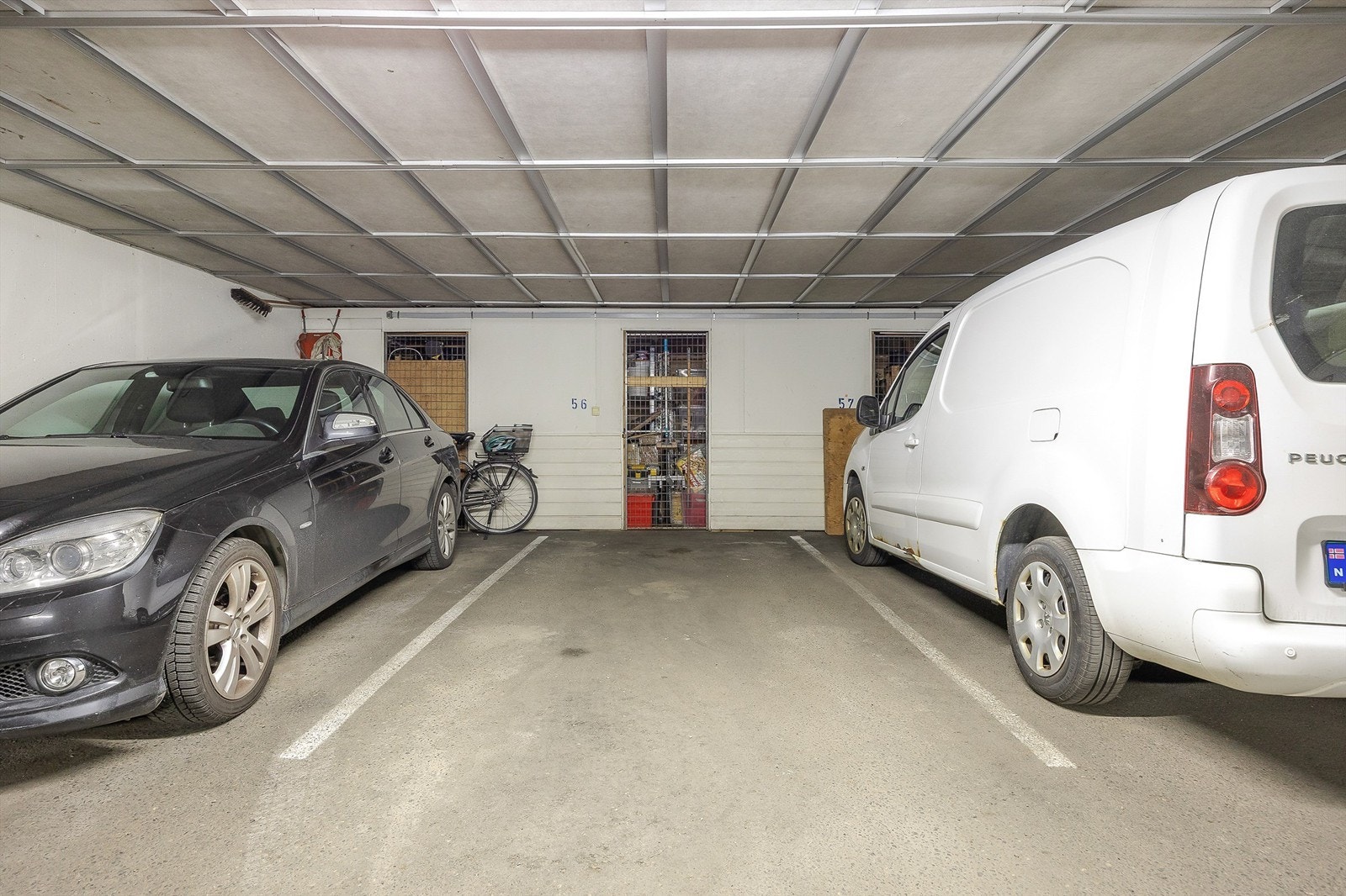 Det medfølger egen parkeringsplass og en bod i felles garasjeanlegg. Infrastruktur for elbillader er tilrettelagt. Galleribilde