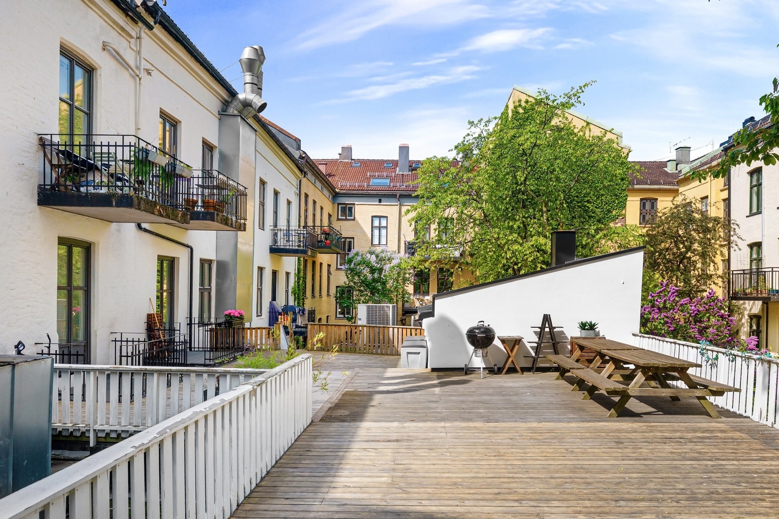 Bygården har en felles terrasse med sittegrupper. Galleribilde