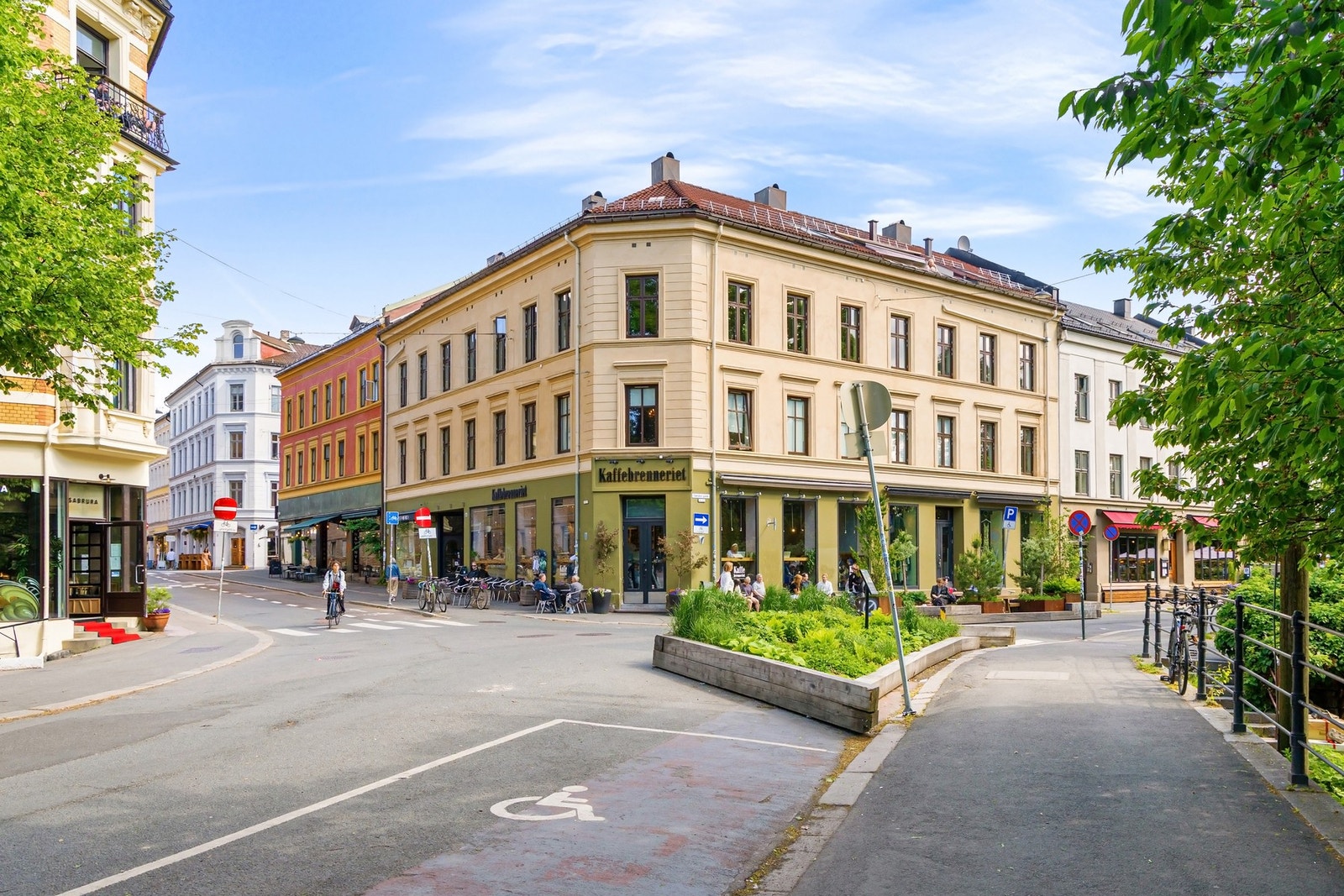 Akerselva med sine turstier og grønne rekreasjonsområder ligger kun få minutters gange unna, og området byr på en unik kombinasjon av pulserende byliv og hyggelige nabolagskvaliteter. Galleribilde