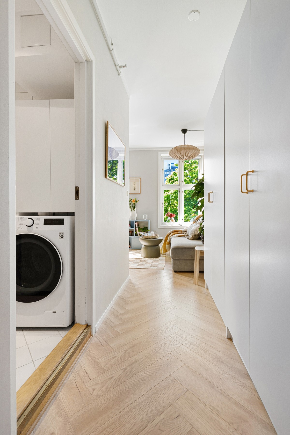Leiligheten har svært gode oppbevaringsmuligheter sett opp mot størrelsen. I tillegg til garderobeinnredning i entré og ekstra skap ved badet disponerer leiligheten en kjellerbod på ca. 2,4 kvm. Galleribilde
