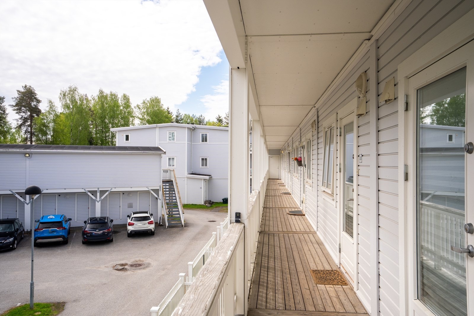 Leiligheten ligger i 2. etasje, med adkomst via en felles trappeoppgang og utvendig svalgang. Galleribilde