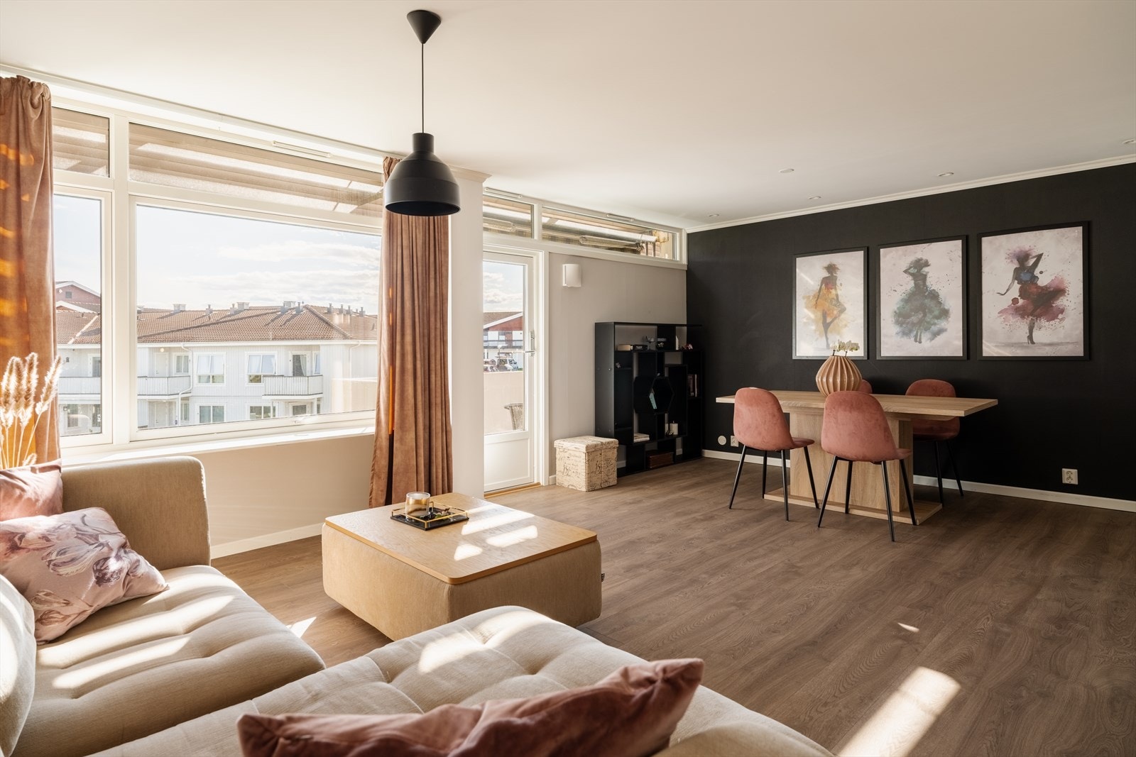 Romslig og gjennomlys stue med gode innredningsmuligheter. Galleribilde