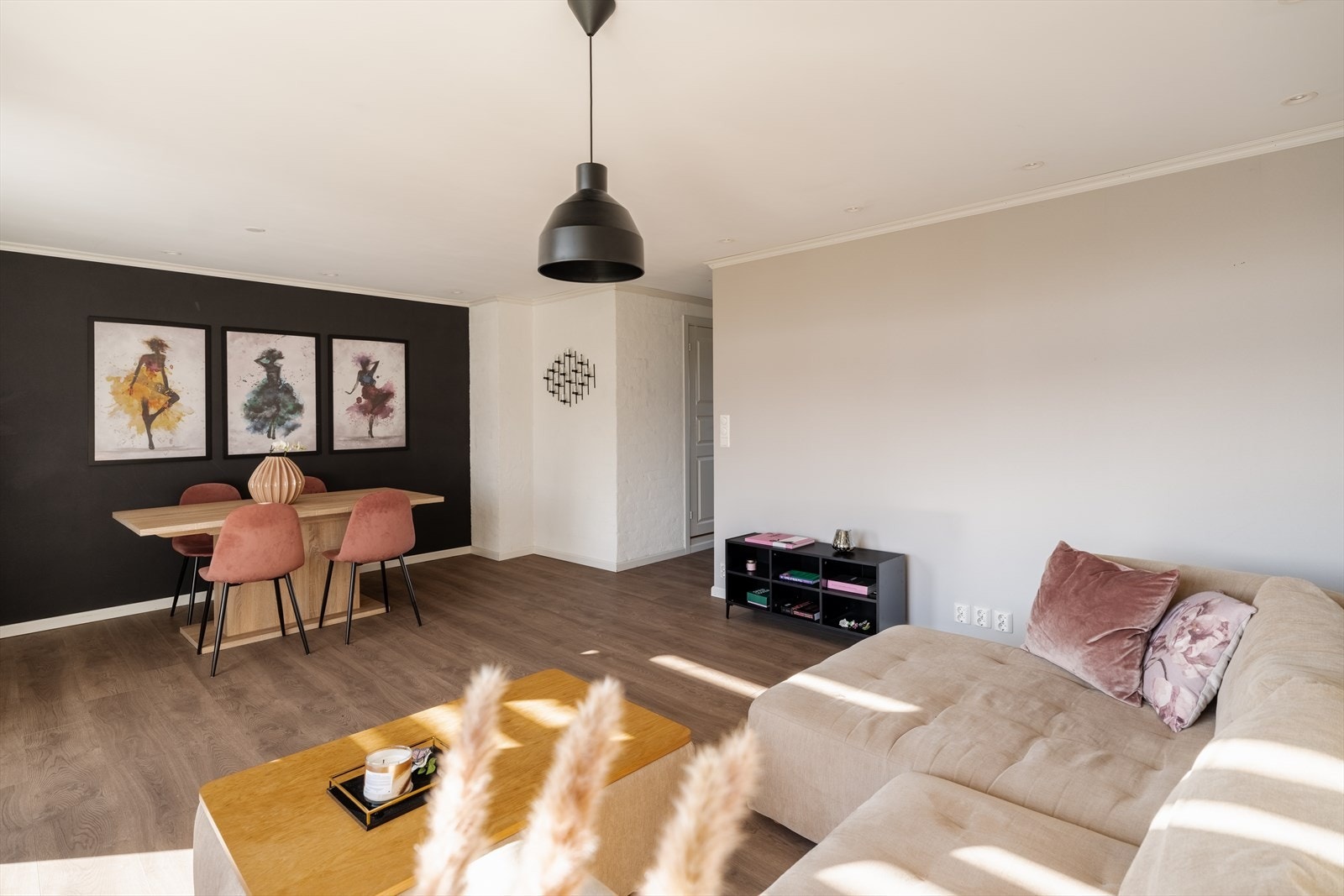 Leiligheten har fine nøytrale fargevalg som gjør den lett å innrede. Galleribilde