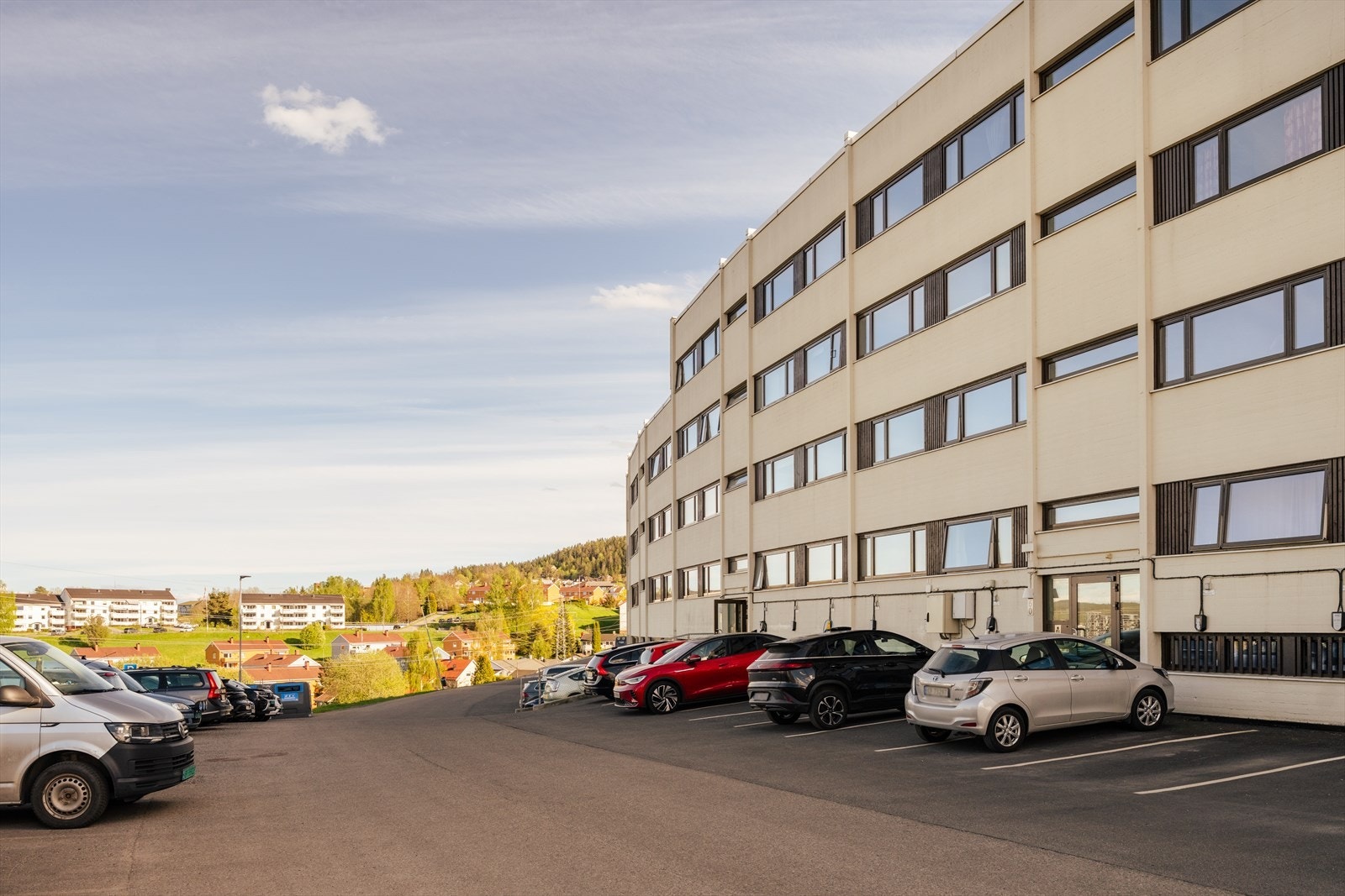 Fra boligen er det kort avstand til Strømmen sentrum, som byr på et stort utvalg av butikker, servicetilbud og spisesteder. Her finner du også Strømmen Storsenter. Galleribilde