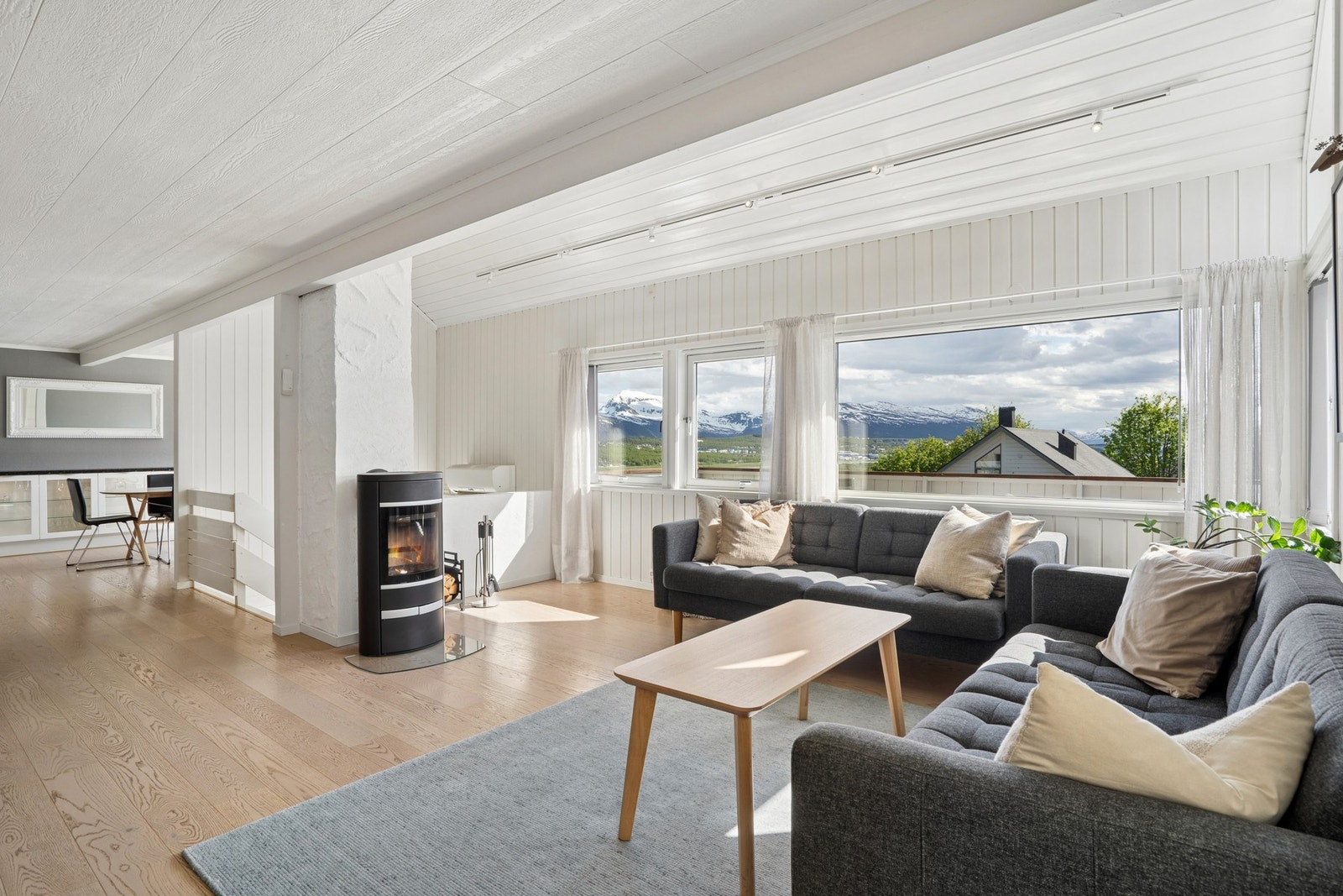 Stuen i første etasje er romslig, med store vindusflater som slipper inn godt med lys. Galleribilde