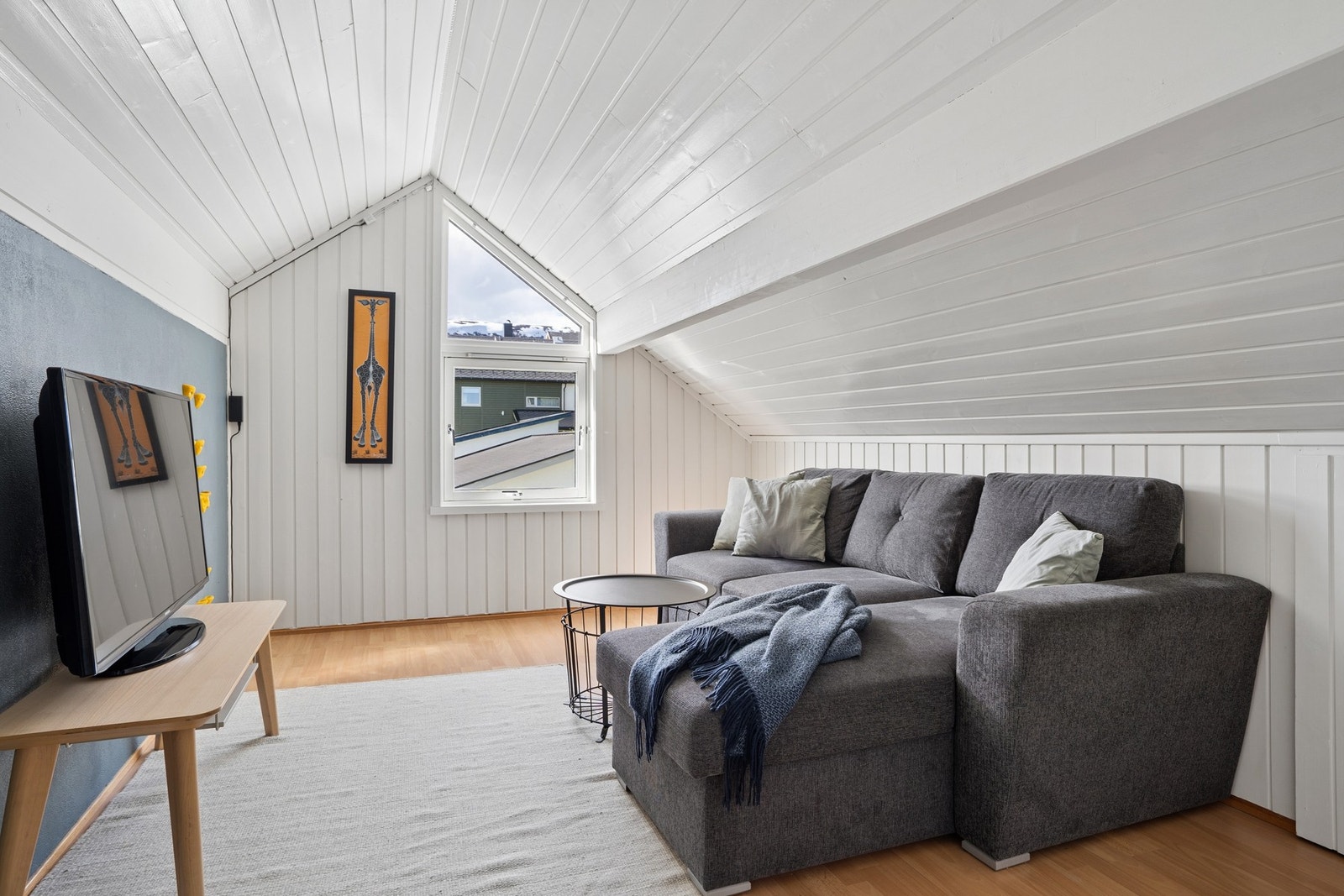 Ett av soverommene på loftet innredet med en egen stue, perfekt som en ekstra TV-krok eller lekerom. Galleribilde