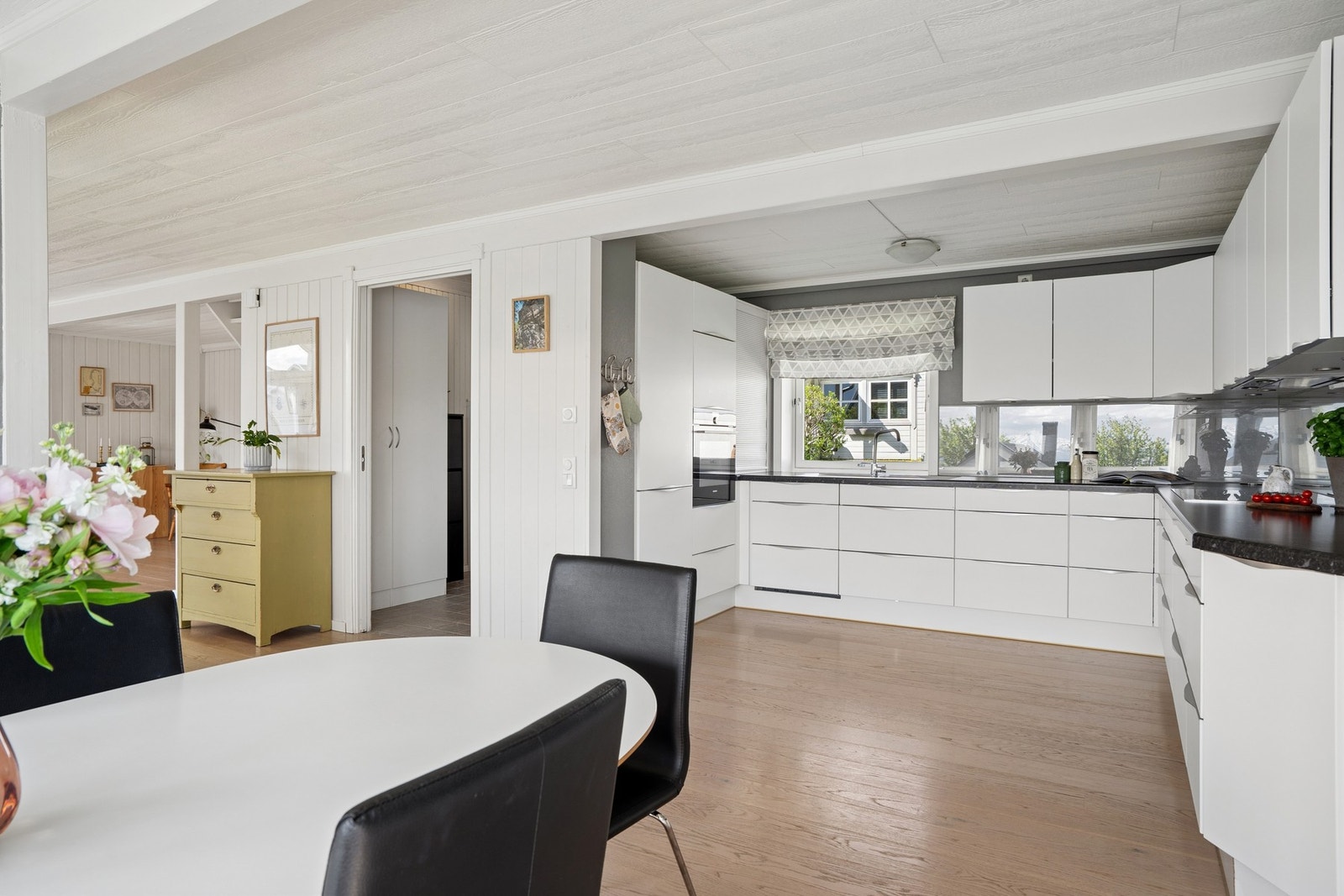 Kjøkkenventilator med avtrekk ut via yttervegg sikrer god utlufting under matlaging. Galleribilde
