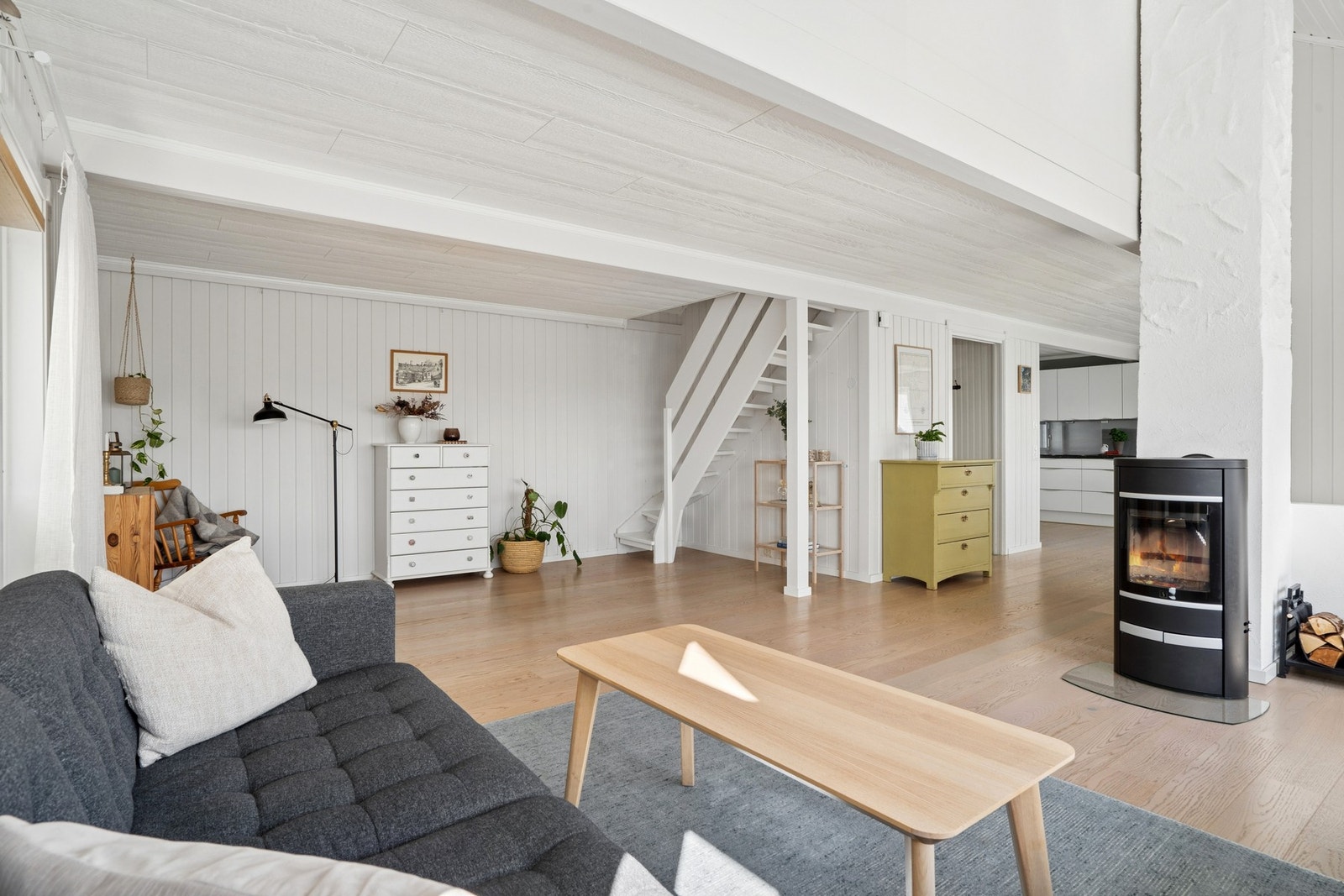 Åpen løsning med god plass til flere møbelgrupper. Galleribilde