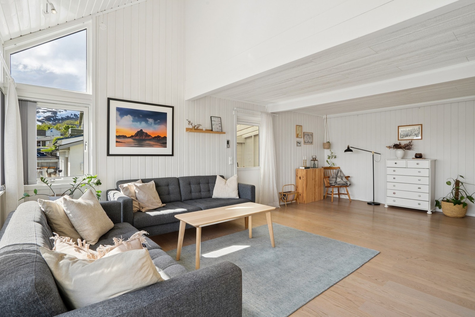 Lyse overflater og god takhøyde gir rommet en åpen og innbydende følelse. Galleribilde