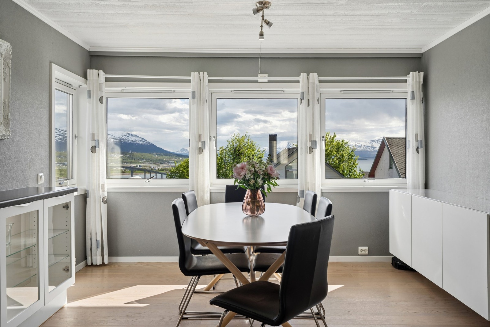 Fra spisebordet kan man nyte utsikten mot fjellene og fjorden. Galleribilde