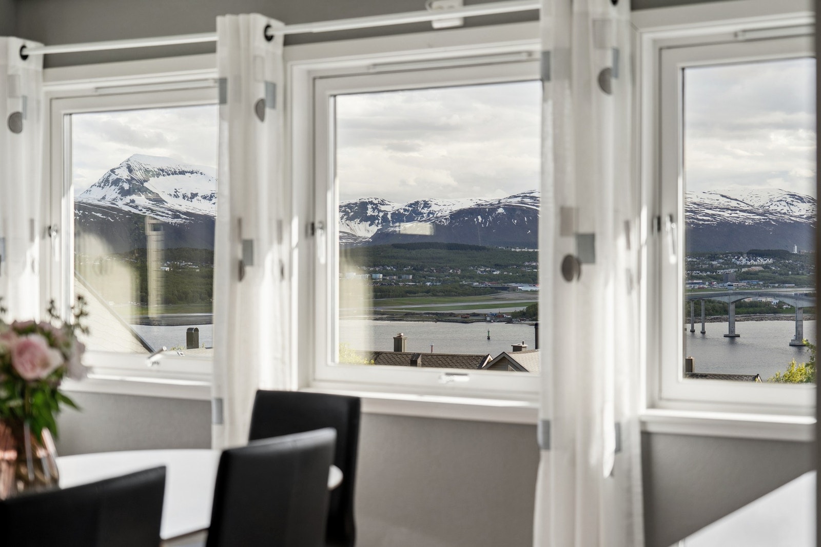 Vinduene rammer inn det skiftende landskapet utenfor. Galleribilde