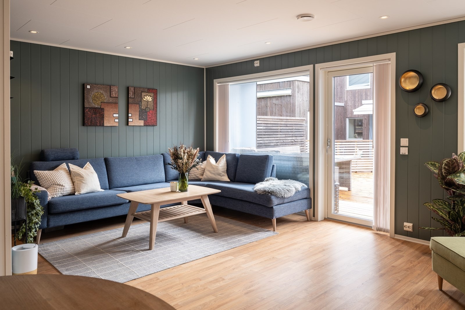 1. etasjen består av åpen stue- og kjøkkenløsning, bad, terrasse og entré. Galleribilde