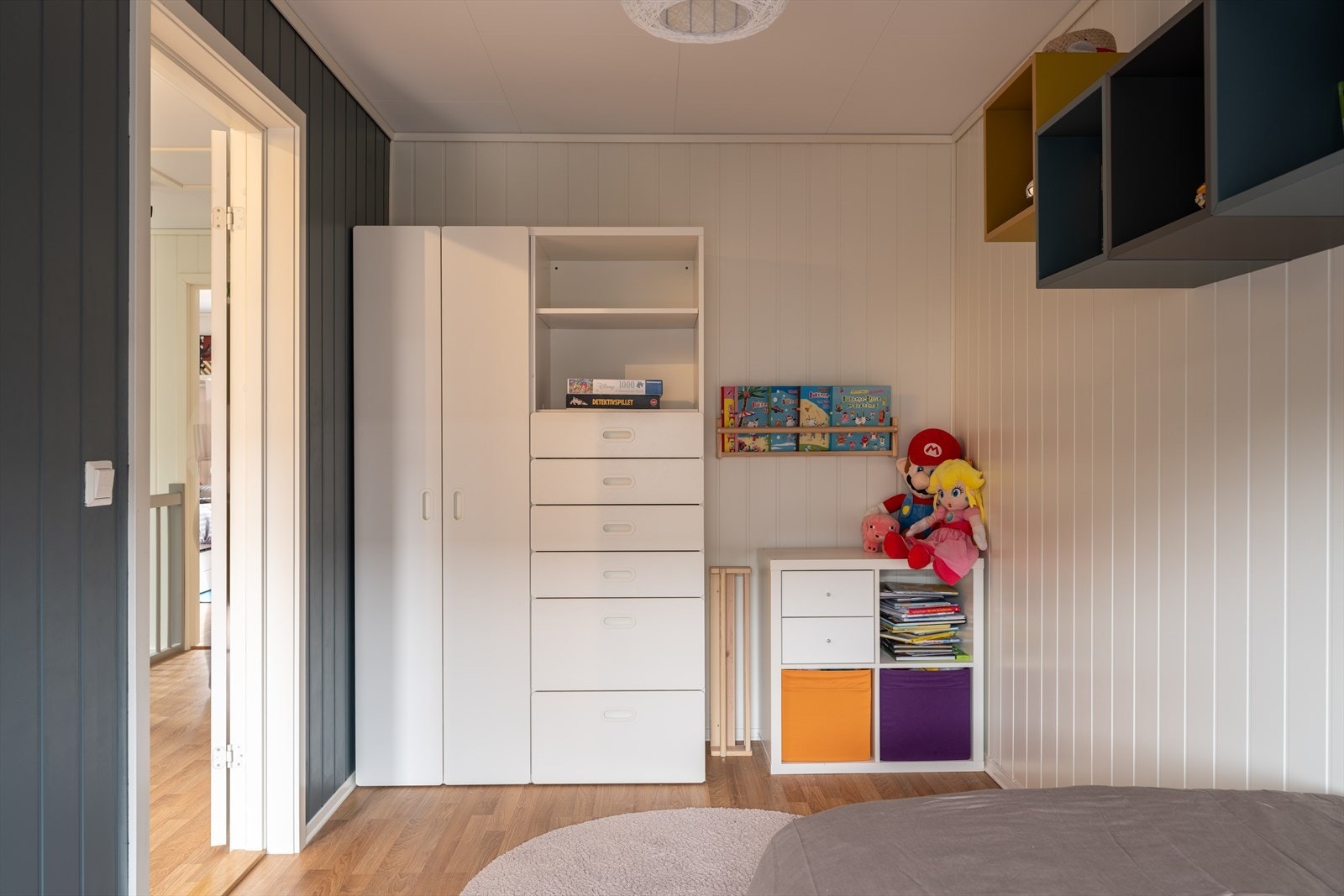 God plass til dobbeltseng, nattbord og garderobe. Galleribilde