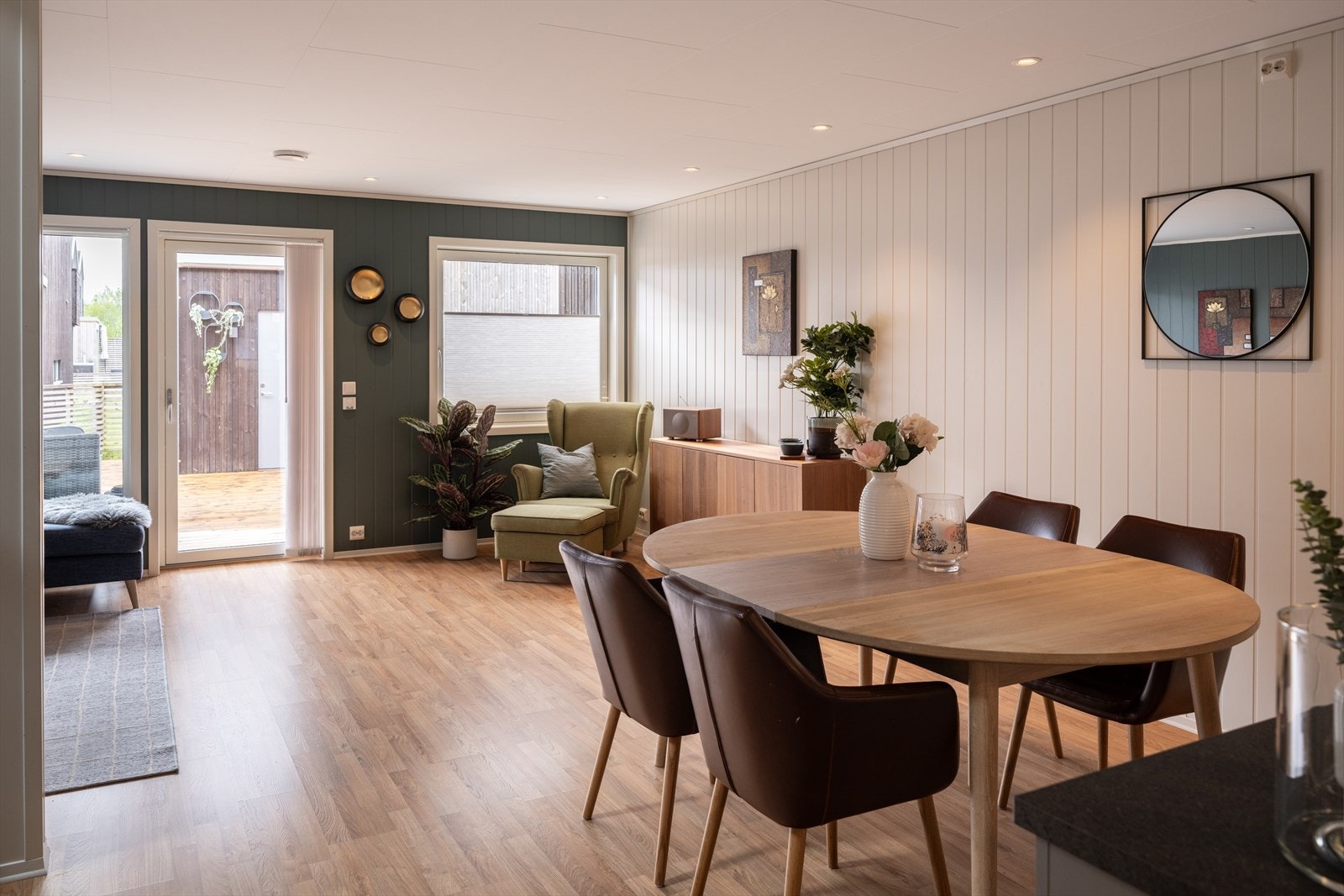 Den åpne stue- og kjøkkenløsningen strekker seg over hele 45m², noe som gir muligheten for møblering i flere ulike soner. Det er etablert balansert ventilasjon (Økovent ventilasjon). Galleribilde