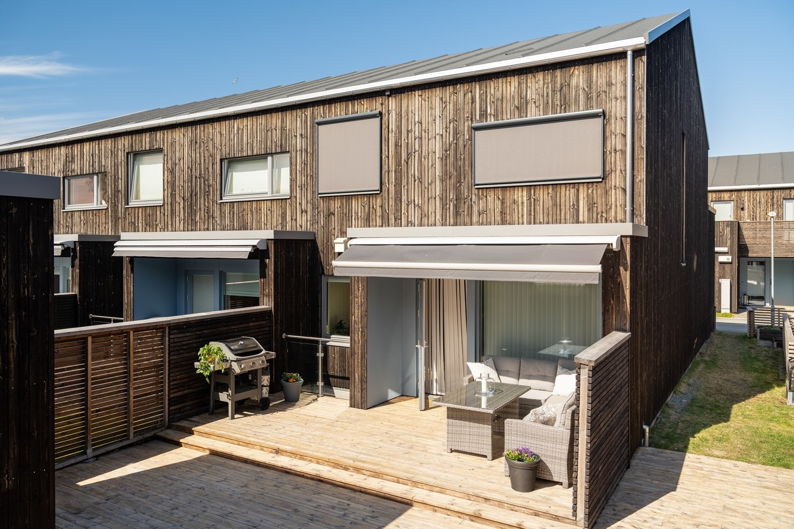 Velkommen til Tonstadbrinken 305C! Et moderne og innholdsrikt enderekkehus på attraktive Tonstadmarka. Foto: Eivind Mølnå. Galleribilde