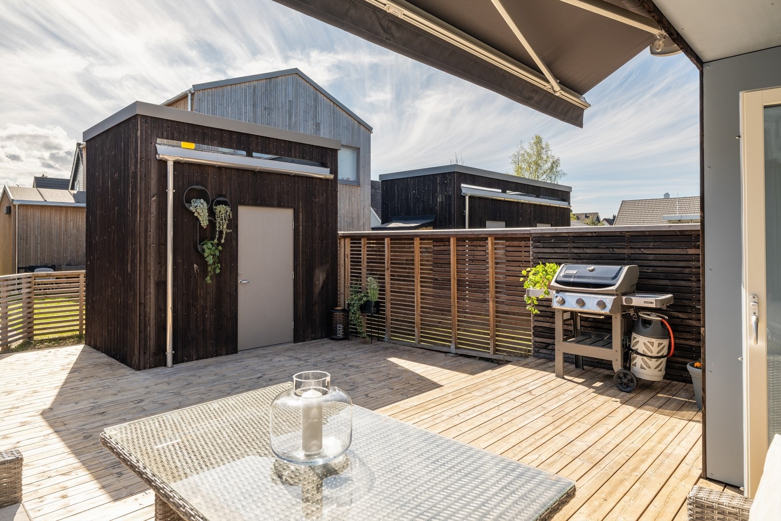Den solrike terrassen strekker seg over hele 56m² og har tilknytning til egen utebod. Det er også montert markise som dekker deler av terrassen. Sol fra ca. 09-18 på markterrassen og kveldssola på balkongen i 2. etasje i følge selger. Galleribilde