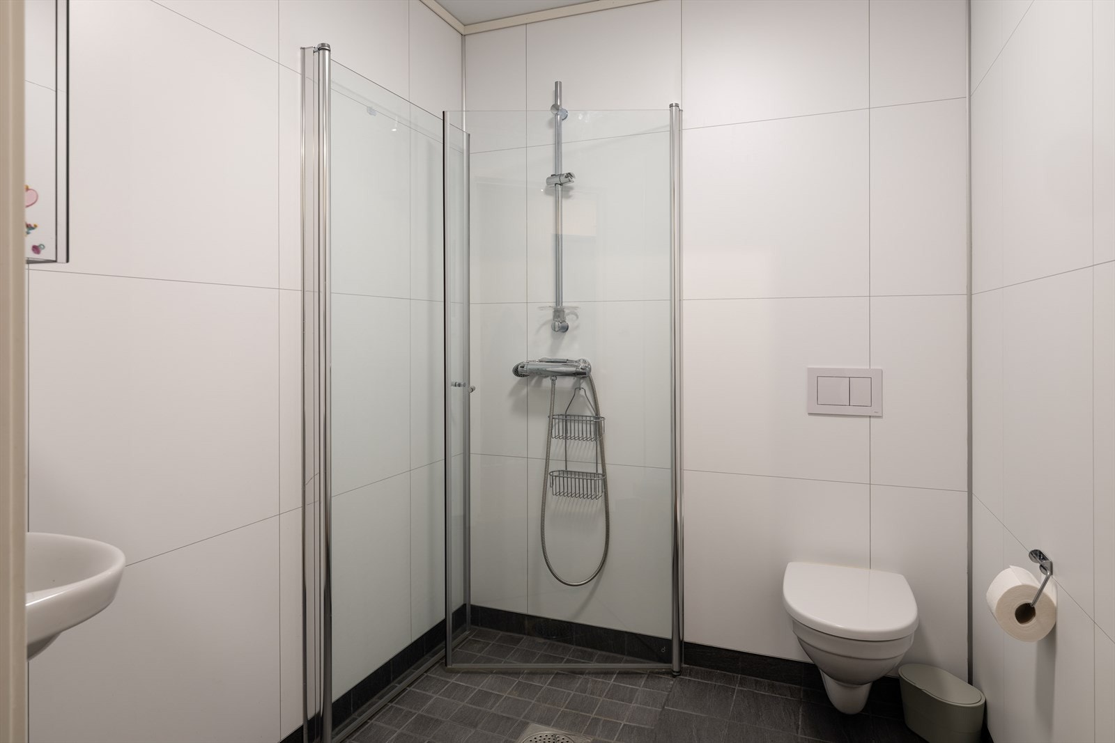 Pent og flislagt bad på 3,5m² med behagelig gulvvarme. Galleribilde