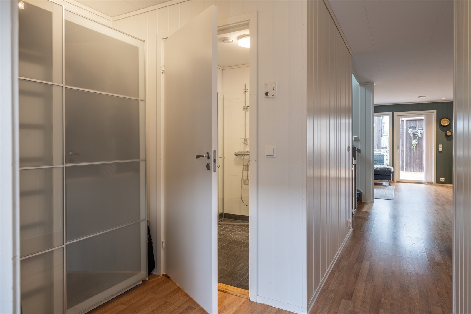 Innbydende entré på 5m² med praktisk skyvedørsgarderobe - perfekt for ekstra lagringsplass. Galleribilde