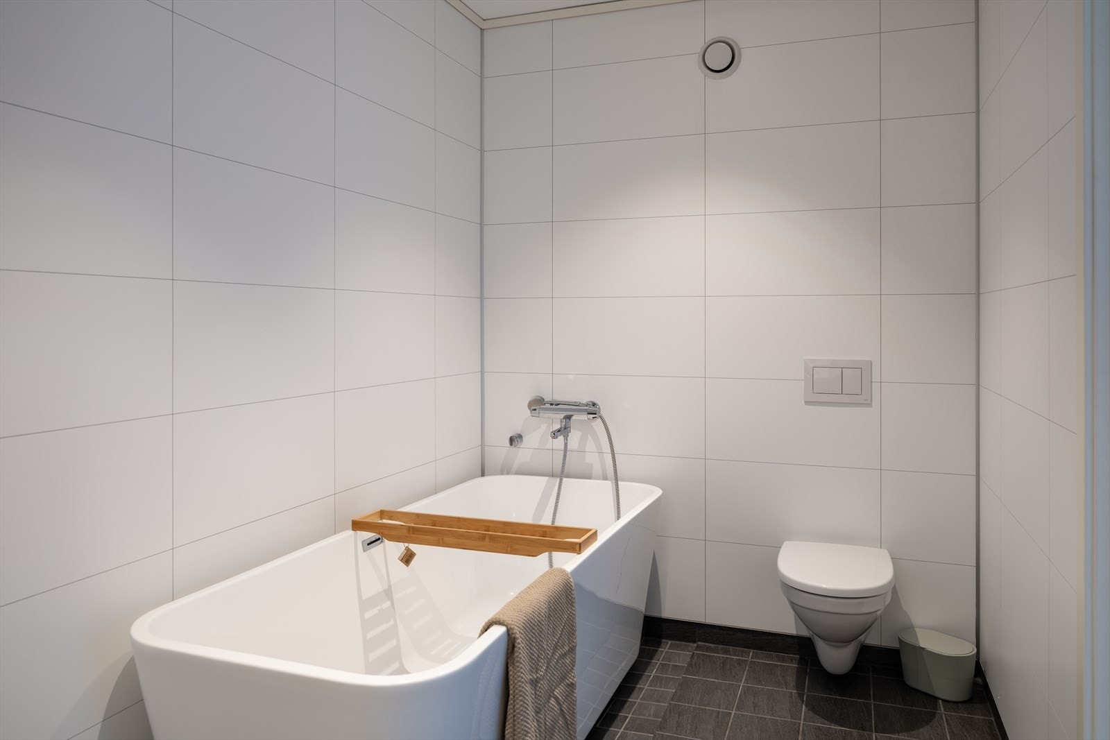 Videre byr badet på badekar, vegghengt toalett og mekanisk avtrekk. Galleribilde