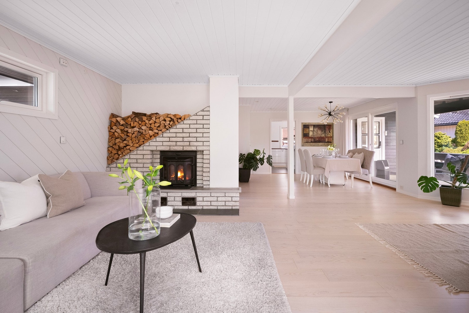 Her er det god plass til både sofagruppe, spisebord og flere soner. Galleribilde