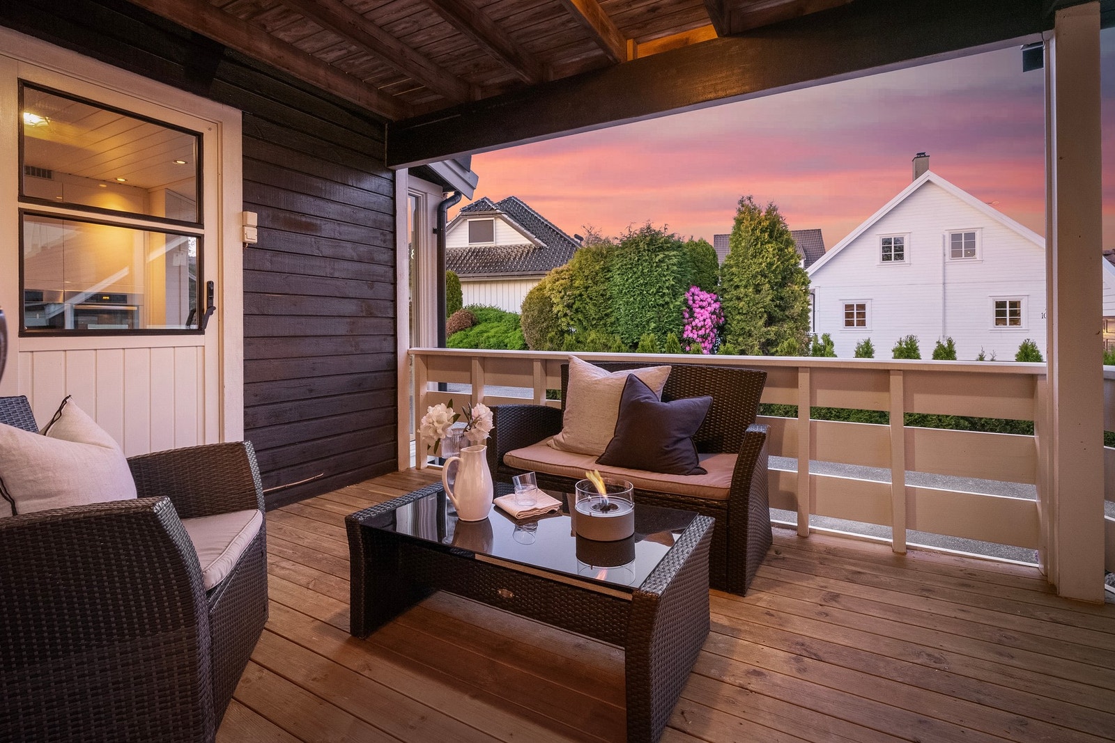 Dette er en hyggelig terrasse som ligger naturlig til for utemåltider, morgenkaffe og enkel servering direkte fra kjøkkenet. Galleribilde