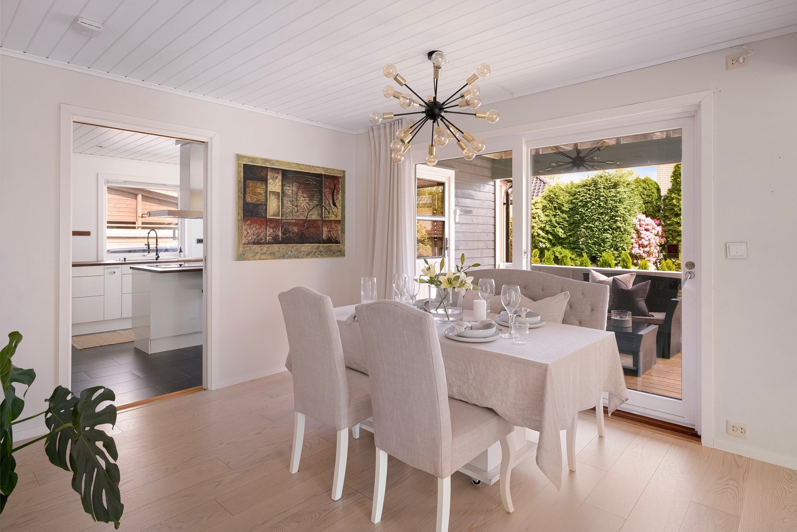 Fra spisestuen er det direkte utgang til terrasse, noe som gjør det enkelt å åpne opp på fine dager og la uteplassen bli en naturlig Galleribilde