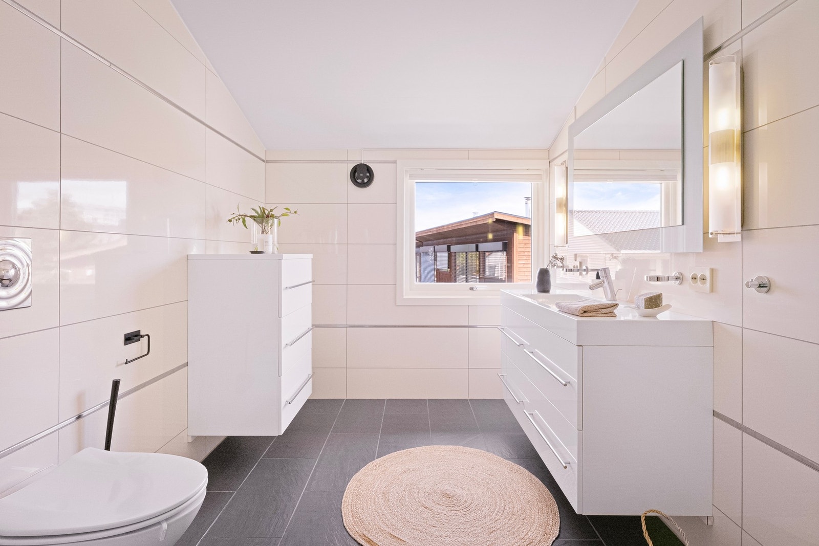 Det andre badet i denne etasjen er og velutstyrt og lyst. Galleribilde