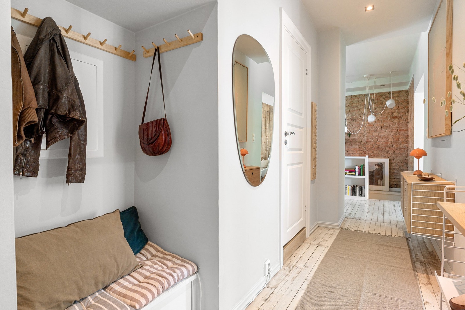 I entréen har du knagger og skohyller, samt en nisje som sikrer godt med oppbevaringsplass. Ekstra oppbevaring i loftsbod med et gulvareal på ca. 6,5 m². Galleribilde