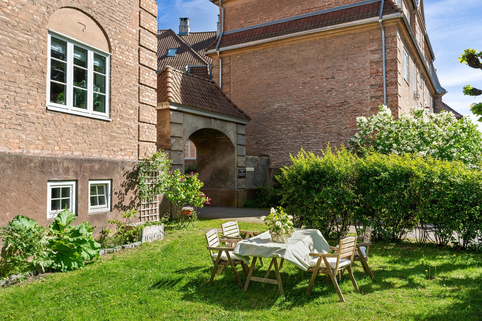 Her har selger satt ut egne møbler, hvor de ofte nyter måltidene til ettermiddag - og kveldssol. Galleribilde