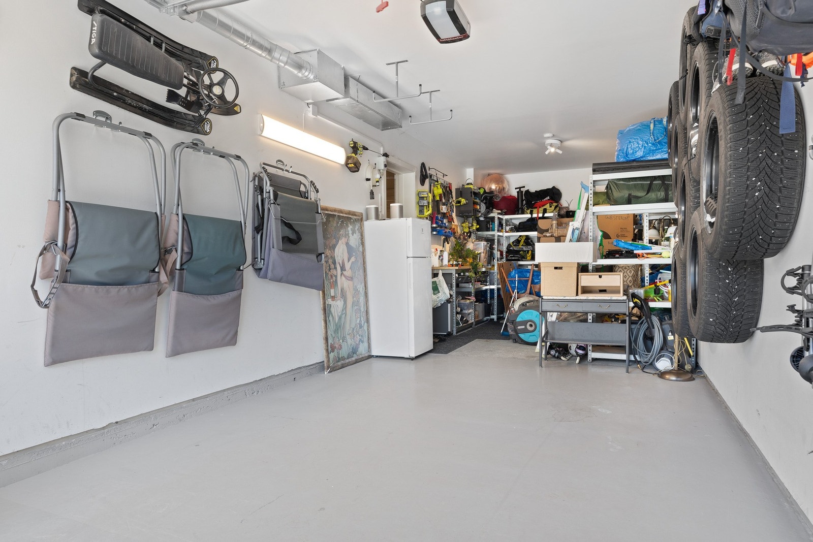 Garasje med plass til to biler etter hverandre - Direkte inngang til vaskerommet. Elbil-lader Galleribilde