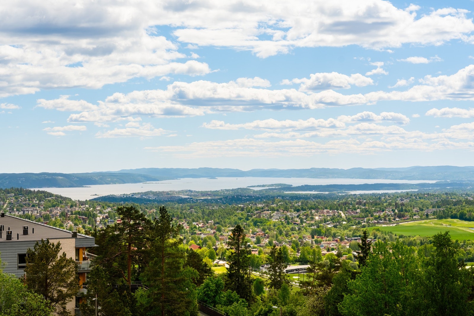 Dette er en flott 3-roms (opprinnelig 4-roms) leilighet med trappefri adkomst. Fra terrassen er det vidstrakt utsikt mot Oslofjorden, Bogstadvannet, Oslo by og Bærumsåsene. Galleribilde