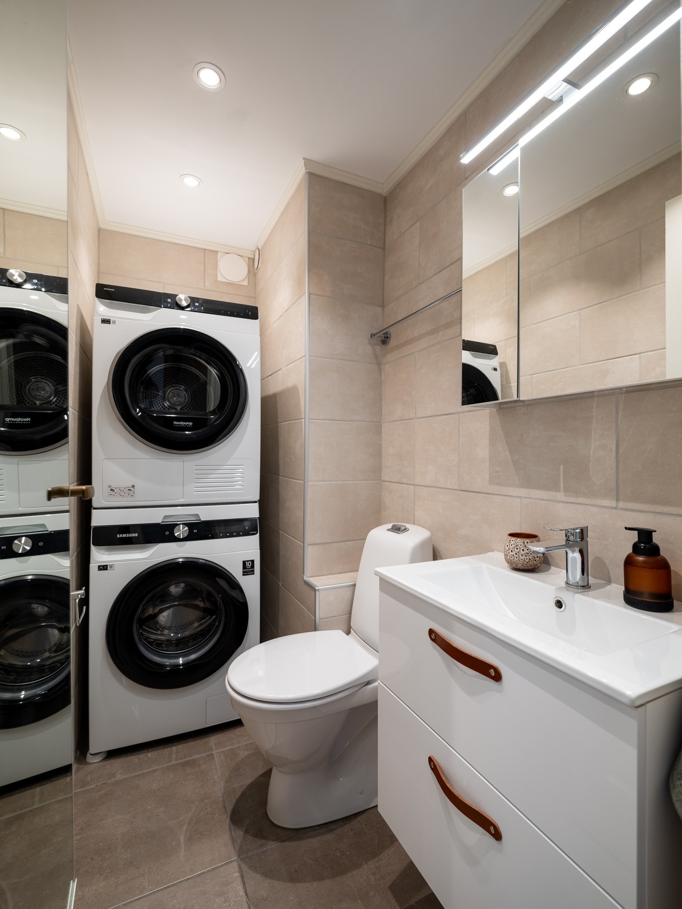 Toalettrommet ble også pusset opp i 2019 og holder samme stil som badet. Her er det fliser på både vegger og gulv, gulvvarme og nedsenket himling med downlights. Galleribilde