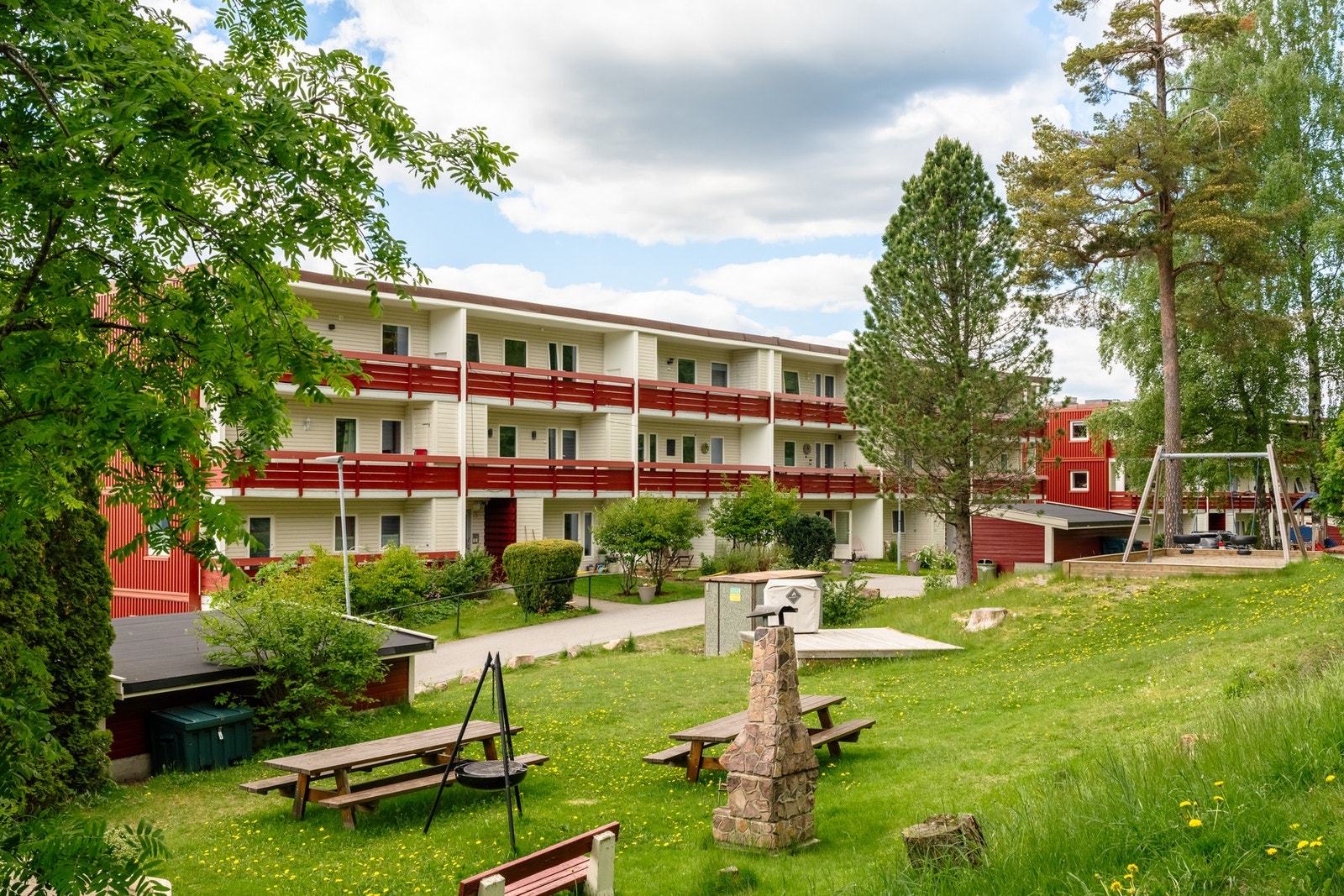 På borettslagets tomt er det interne gangveier, utepeis, sittebord og beplantning mm. Galleribilde