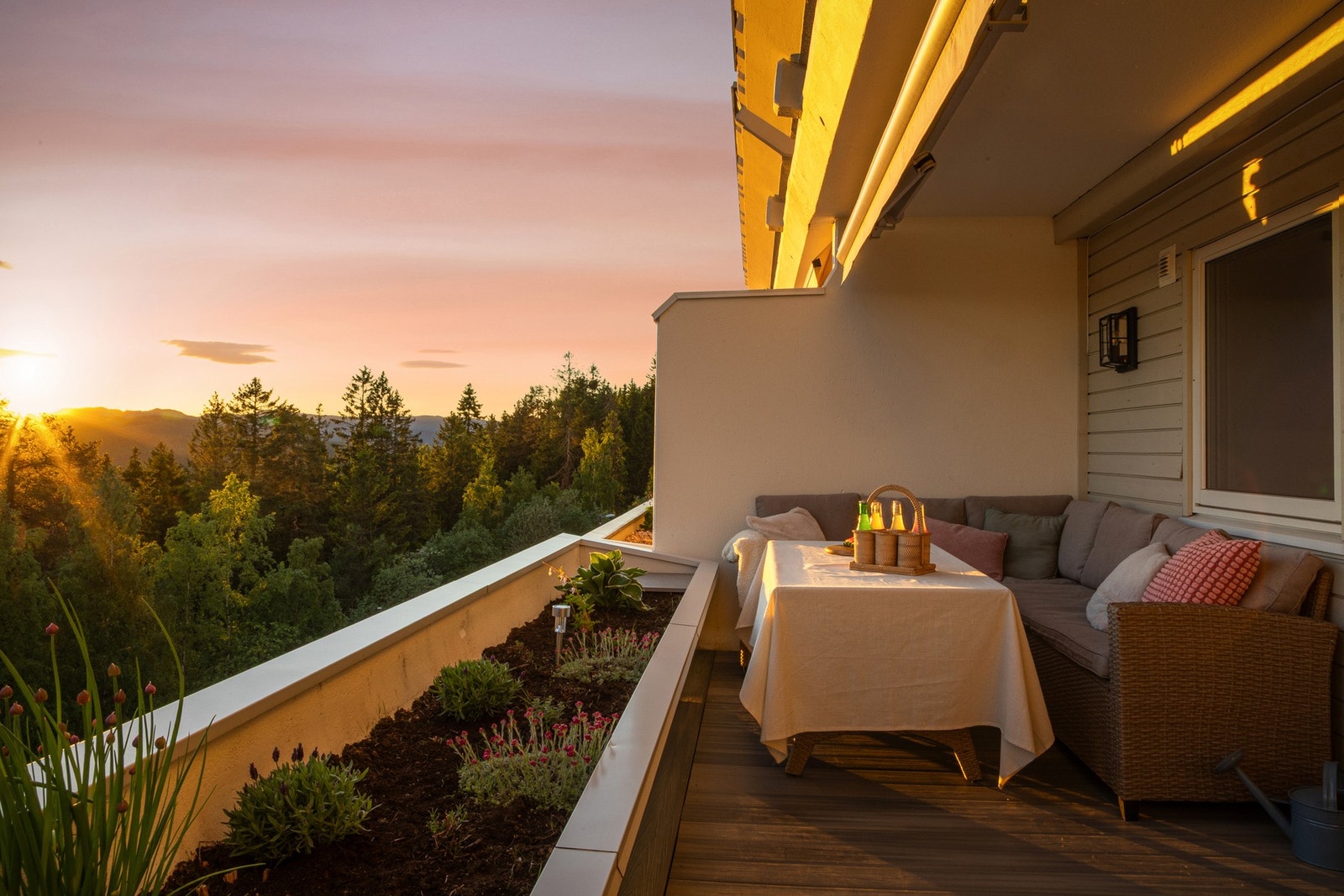 Her får du gleden av en herlig, vestvendt terrasse på 12 kvm med gode solforhold og en fantastisk utsikt! Galleribilde
