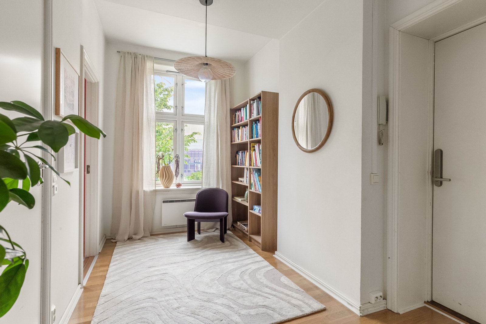 Her har man flere innredningsmuligheter og rikelig med plass for oppbevaring av yttertøy og sko. Galleribilde
