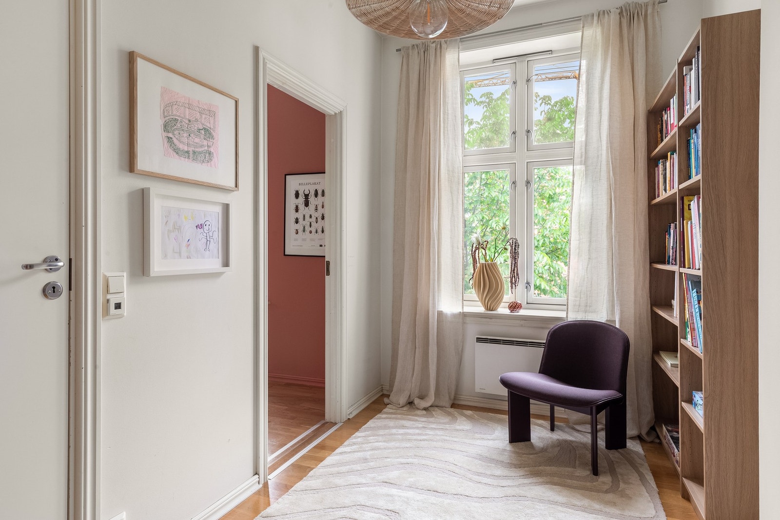 Her får du umiddelbart et godt inntrykk fra de store vindusflatene og den generøse takhøyden. Galleribilde