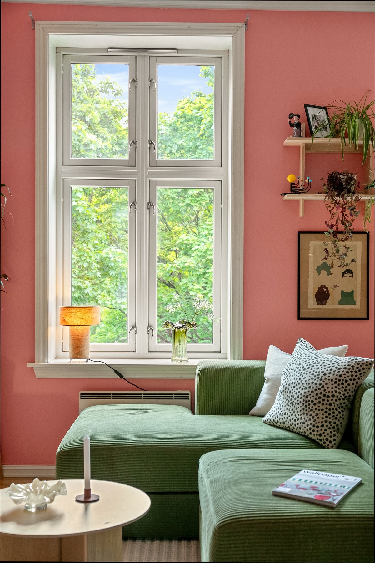 Videre har leiligheten flotte klassiske detaljer som store vindusflater som slipper inn rikelig med naturlig lys, brede vinduskarmer klare for dekorasjon, generøs takhøyde på hele 2,8 meter og romslige rom. Galleribilde