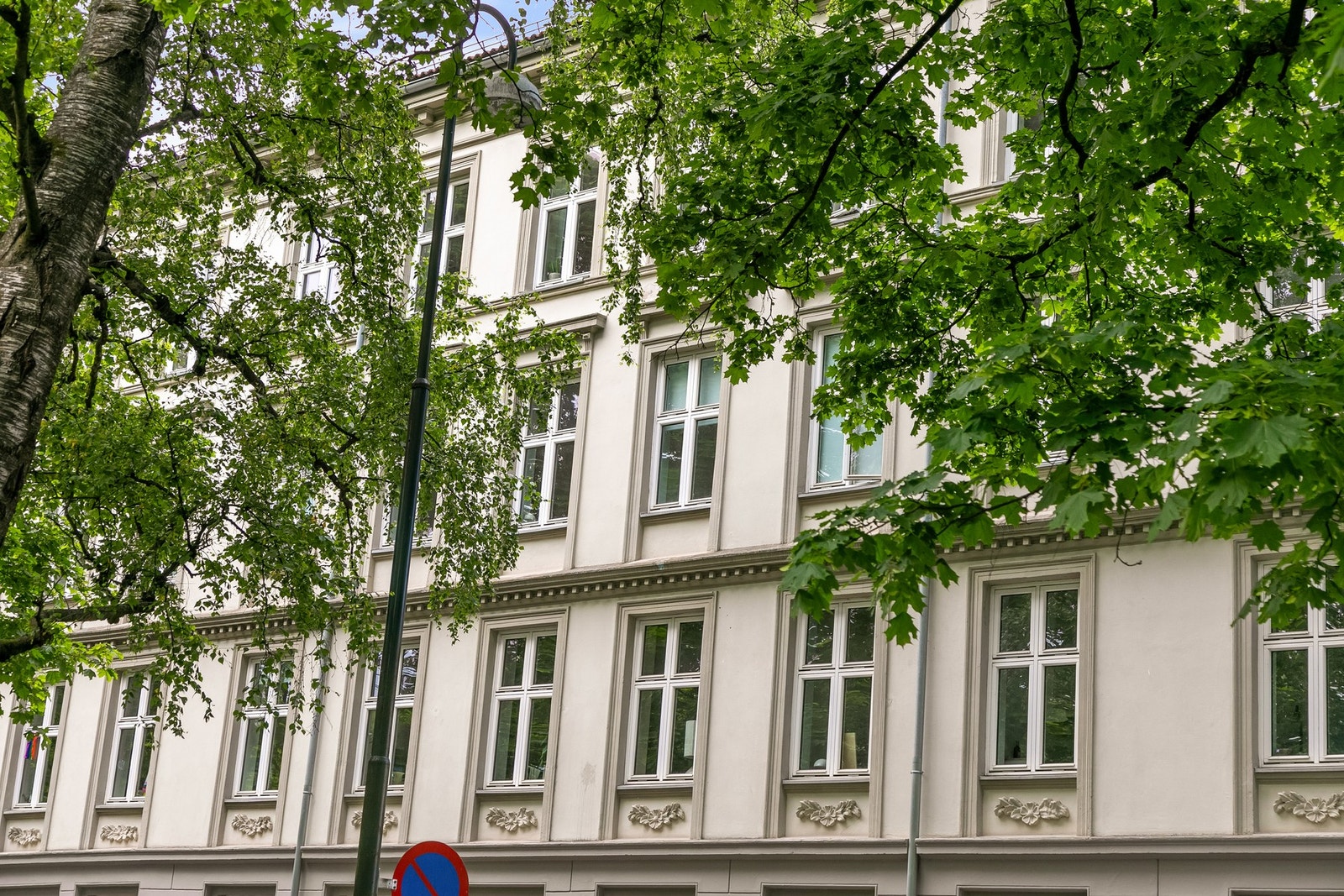Den unike beliggenheten gir deg en fantastisk følelse av å bo midt i en grønn oase, samtidig som du bor midt i smørøyet med et eldorado av service- og kollektivtilbud rett utenfor døren. Galleribilde