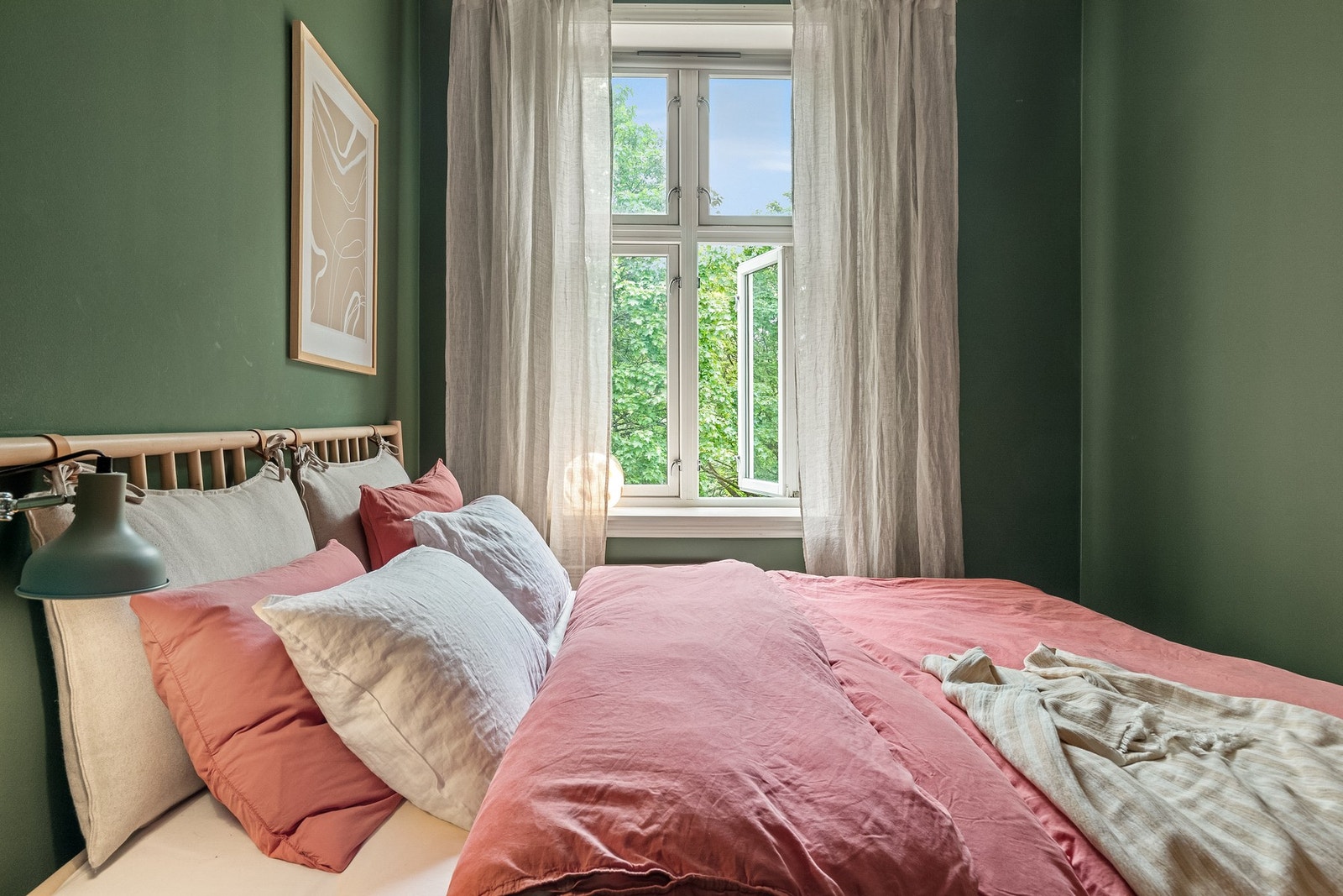 Samtidig har rommet store vindusflater som gir rikelig med innslipp av naturlig lys og fantastisk grønn utsikt. Galleribilde
