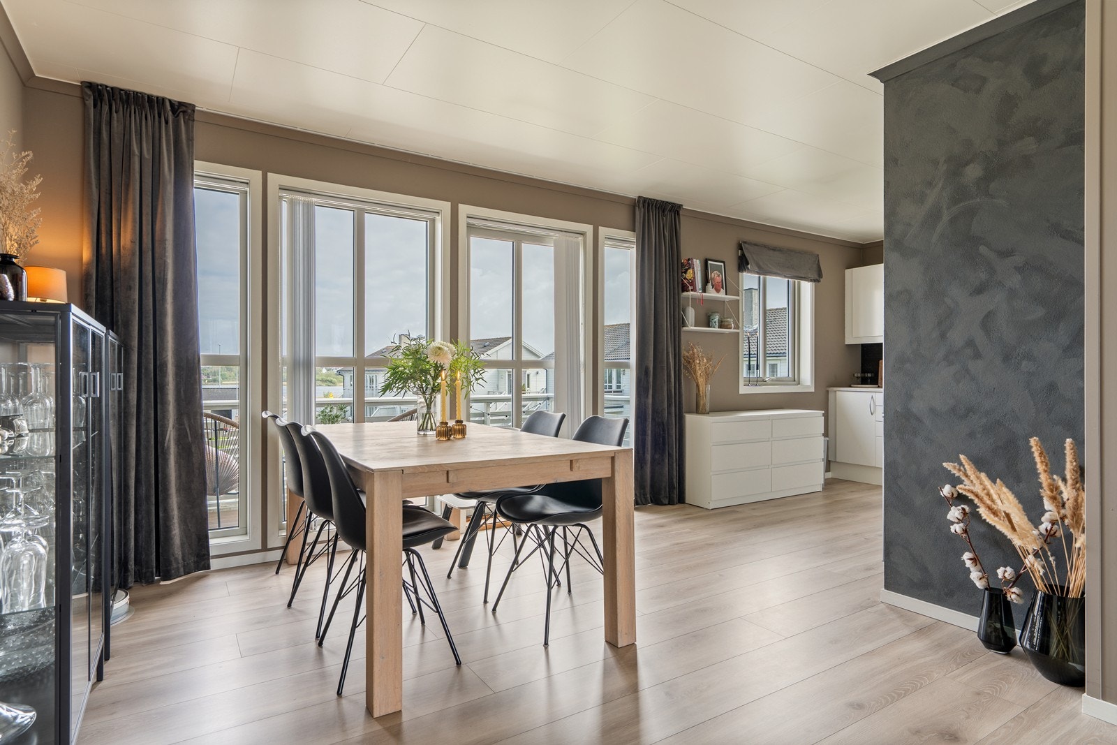 Rikelig med naturlig dagslys inn i leiligheten med store vinduer fra både nord og sør. Galleribilde