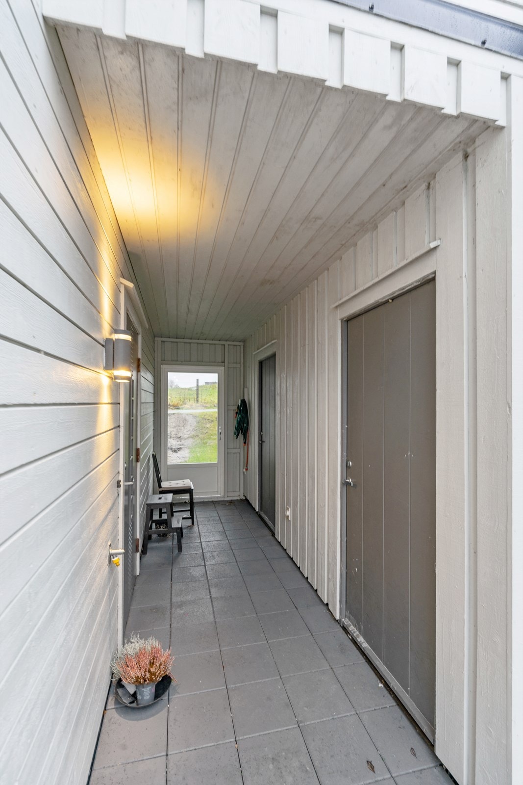 Utvendig bod like ved inngangspartiet til leiligheten i etasjen under. Galleribilde