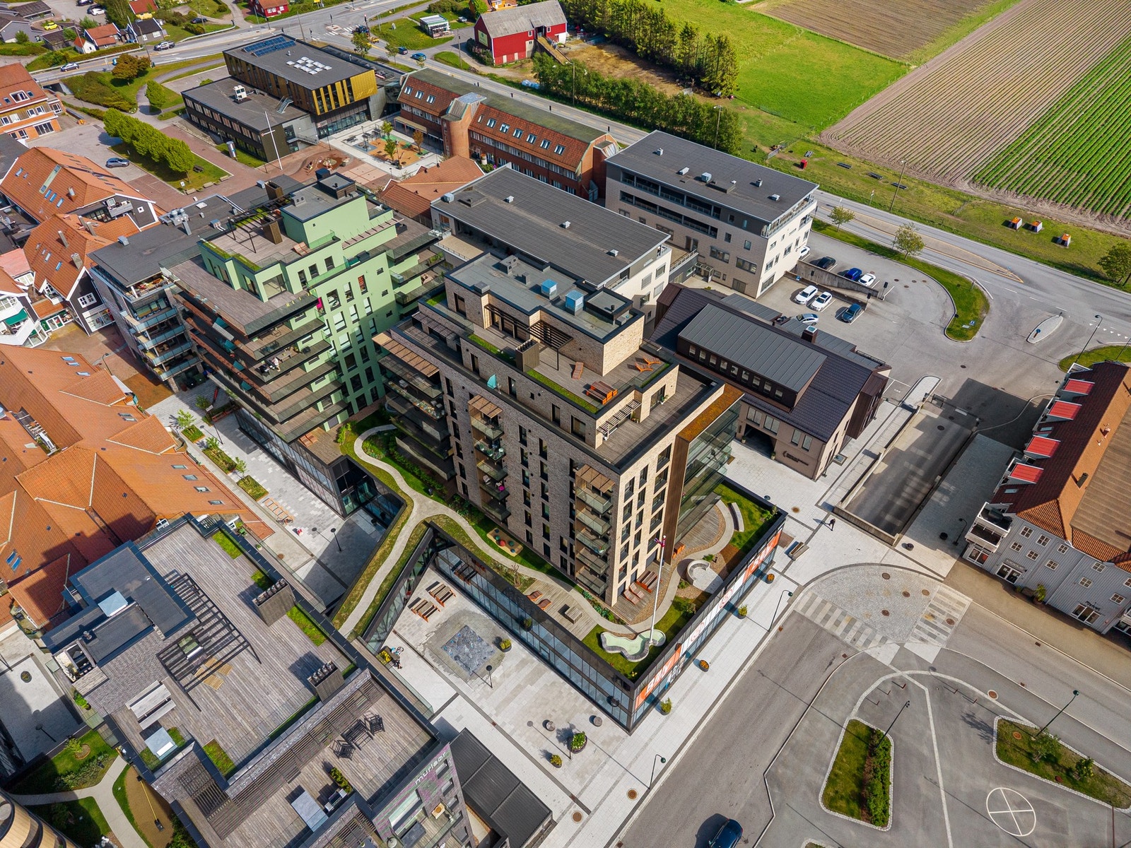 Legg merke til utvendige fellesområder med bro mellom bygningene Galleribilde