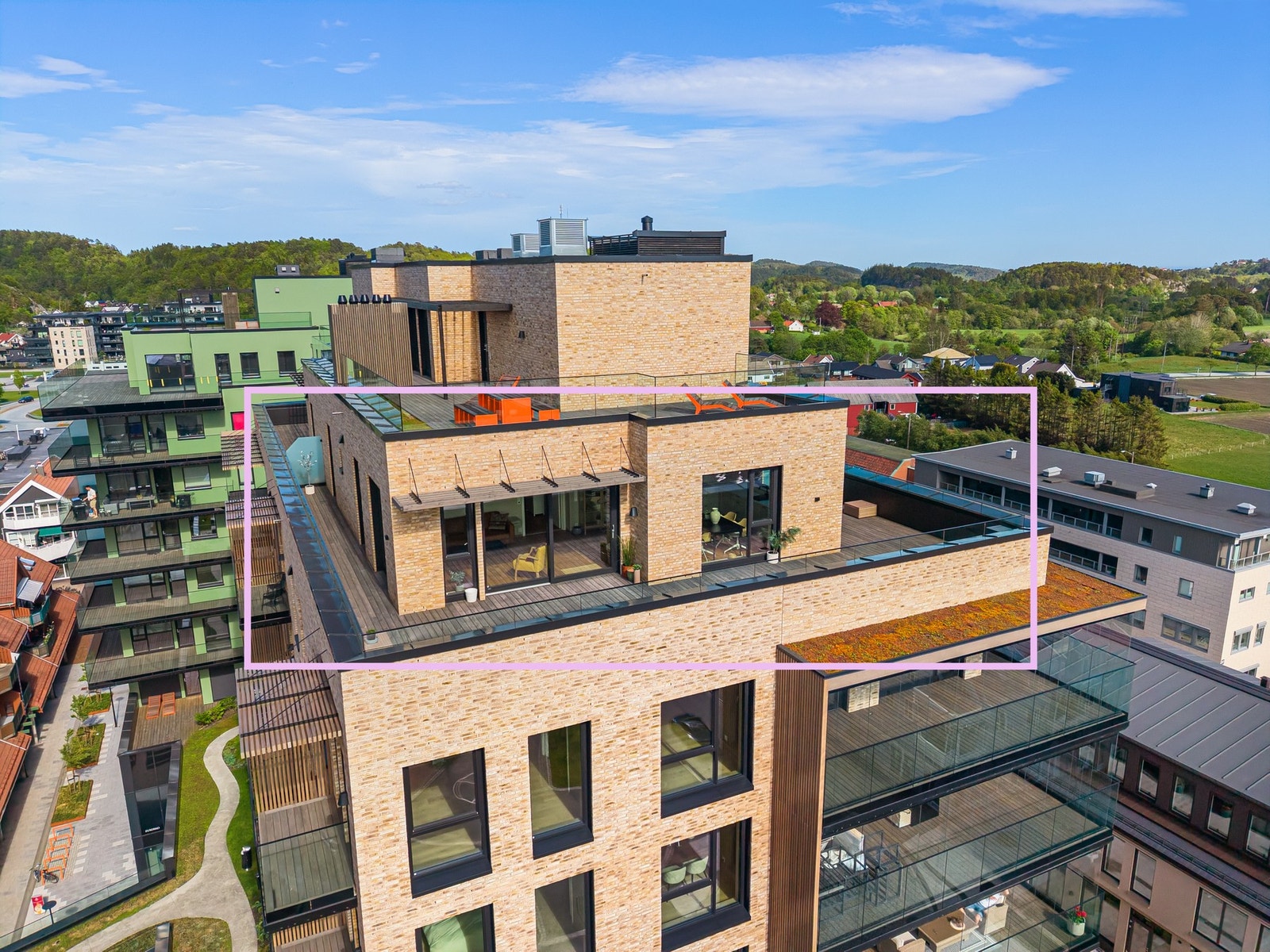 Toppleilighet i 9. etasje med stor solrik terrasse og panoramautsikt Galleribilde
