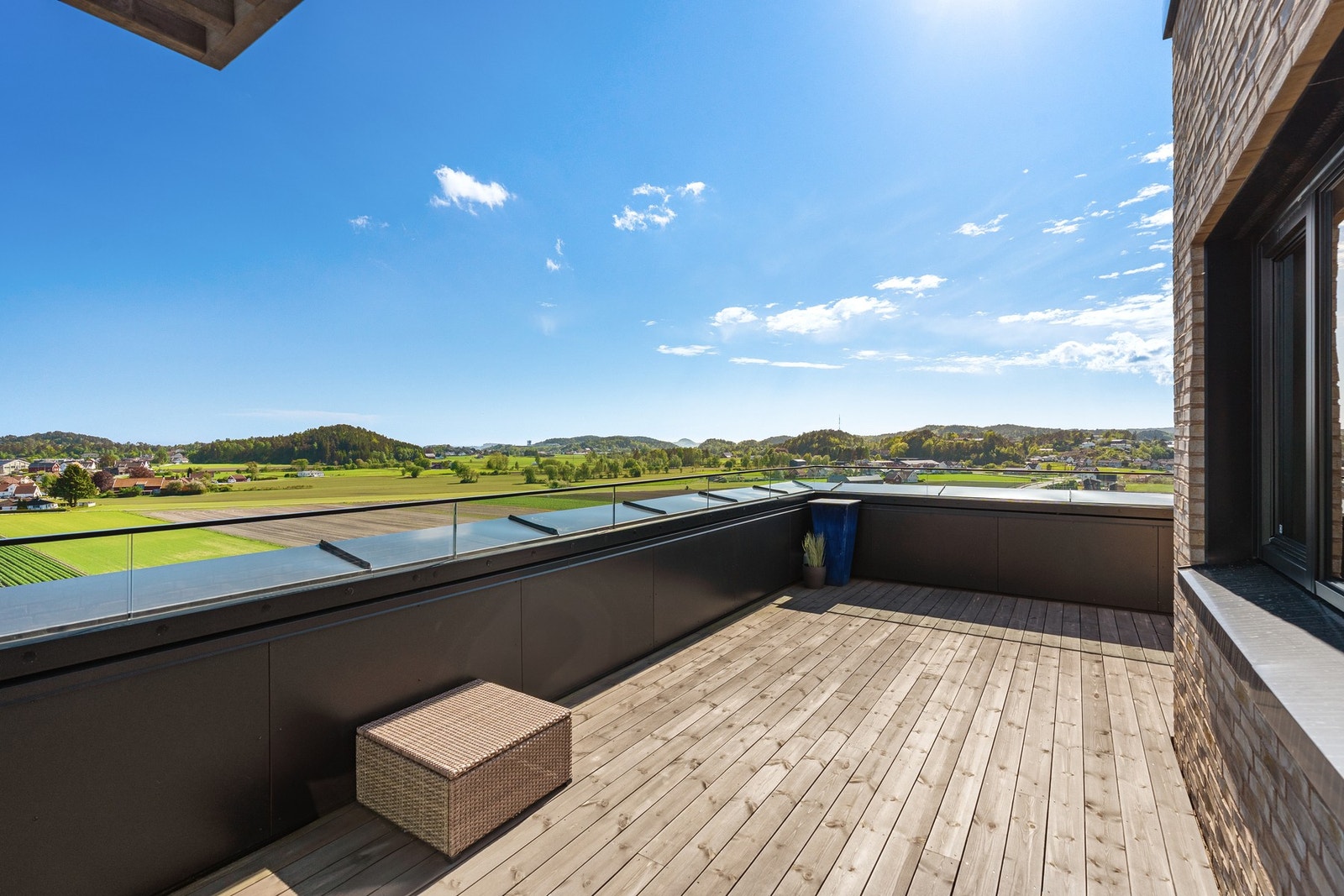 Terrassen går rundt leilighetens tre yttervegger og har sol fra tidlig morgen til sen kveld Galleribilde