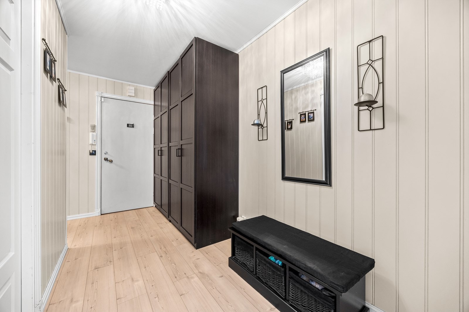 Romslig entré med god plass til garderobeskap for yttertøy og sko. Galleribilde