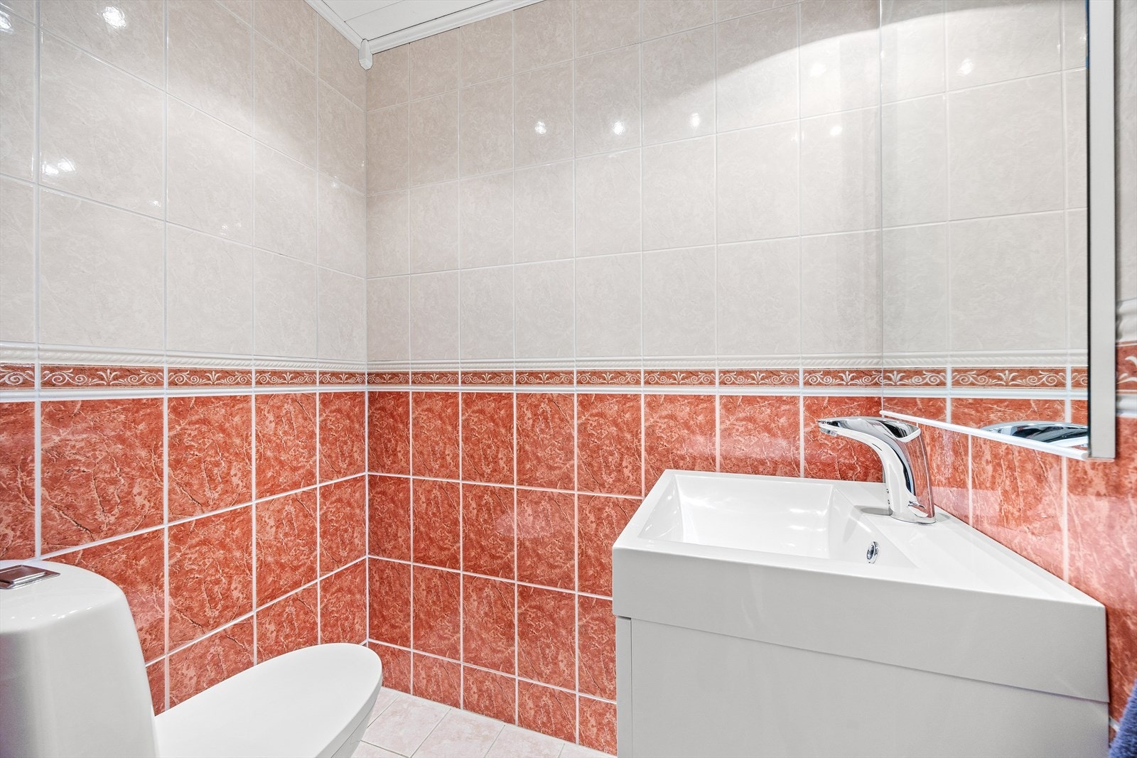 Leiligheten har et separat toalett i tillegg til hovedbadet. Galleribilde