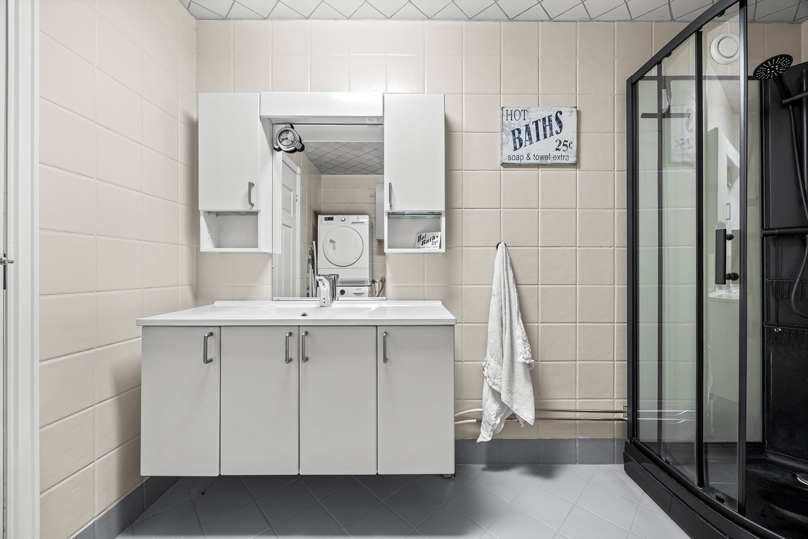 Godt med oppbevaringsplass i både underskap og overskap på badet. Galleribilde