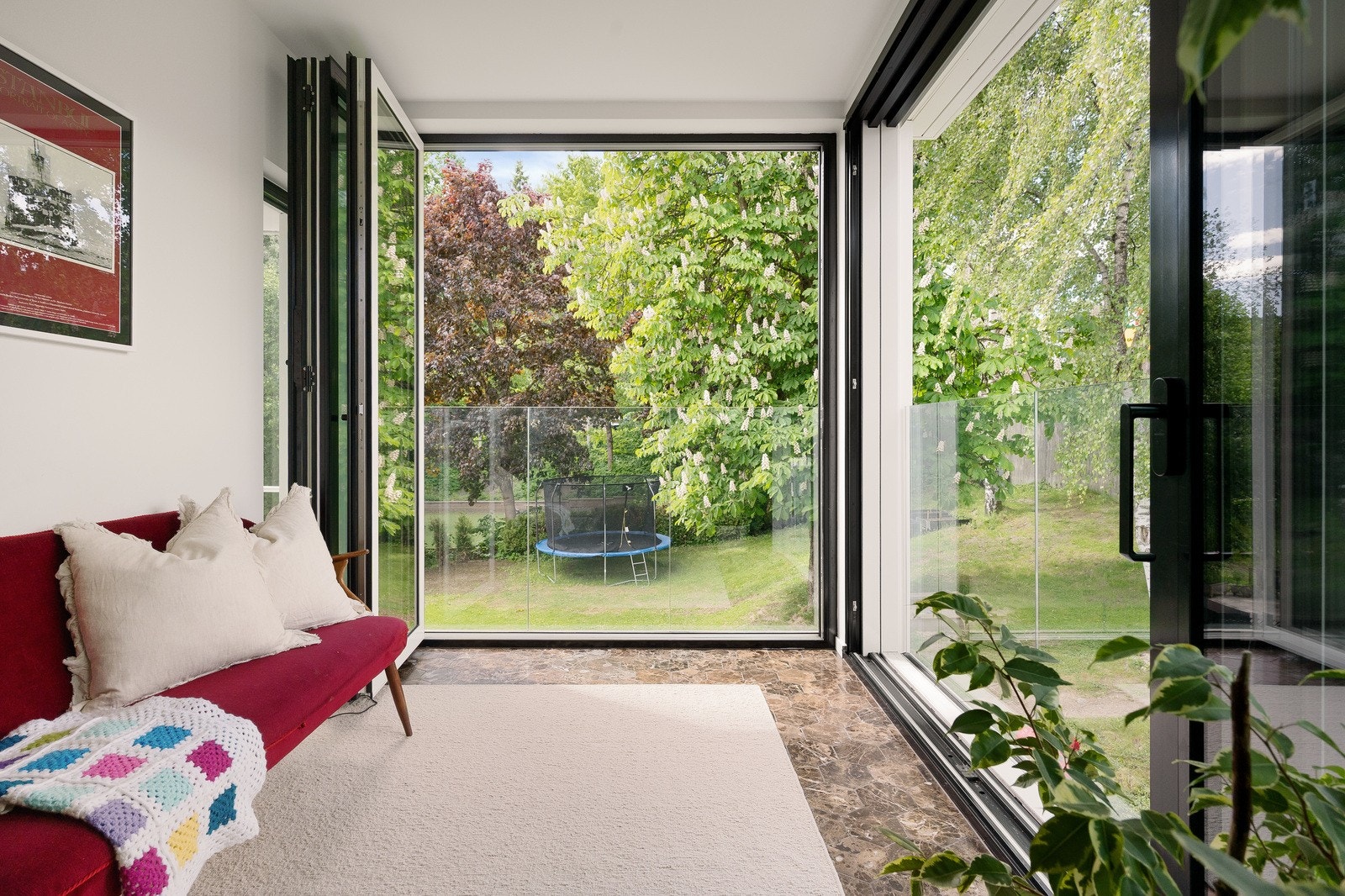 I 2023 ble det oppført et flott tilbygg med vinterhagefølelse, hvor store glassflater og skyvedører kan åpnes helt opp på varme sommerdager. Et perfekt sted for lange sommerkvelder mens barna leker trygt ute i hagen. Galleribilde