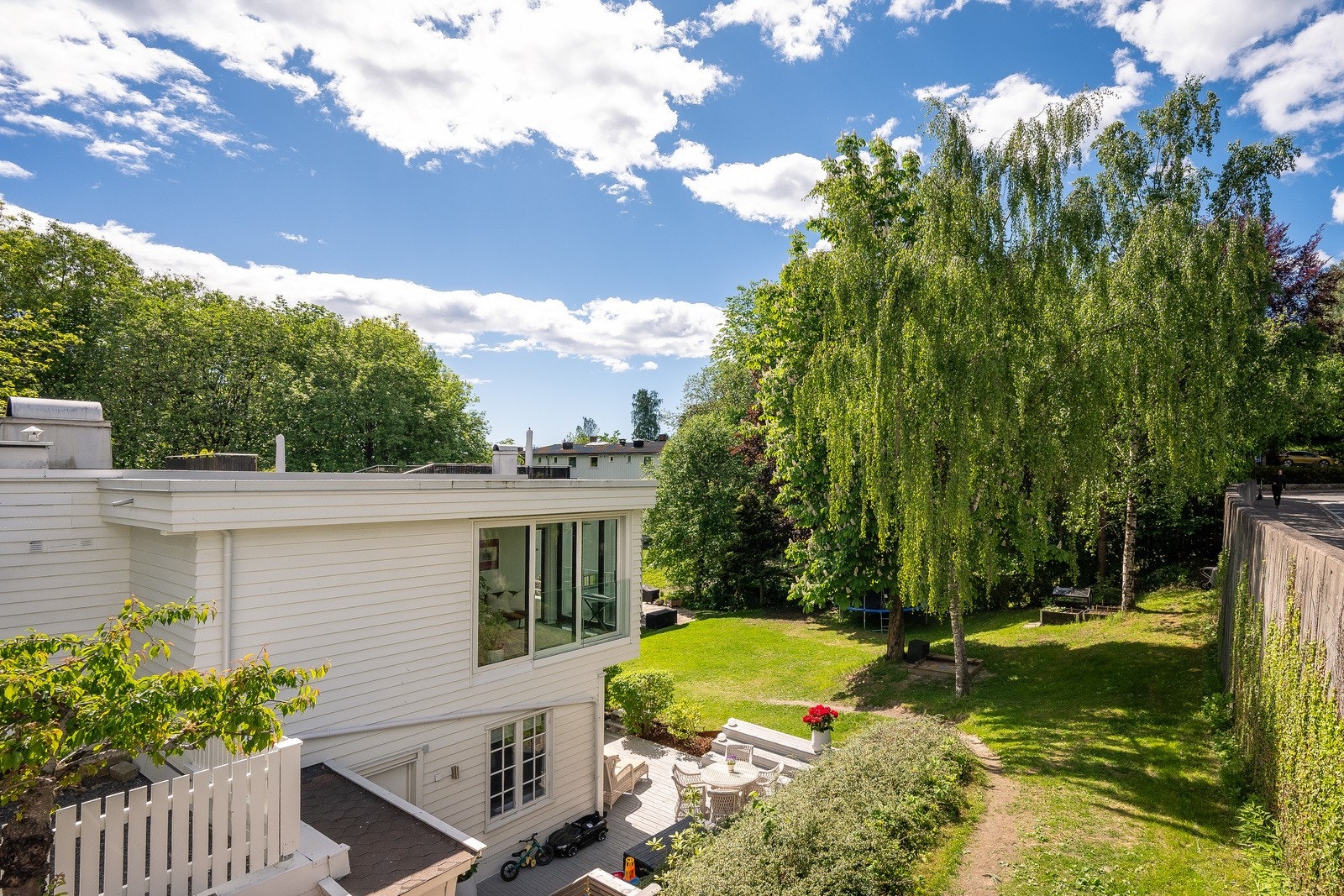 En fantastisk familiebolig på Ullern med idyllisk uteområde, felles hage og fotballbane. Her bor du i et trygt og familievennlig nabolag med gode naboer. Galleribilde
